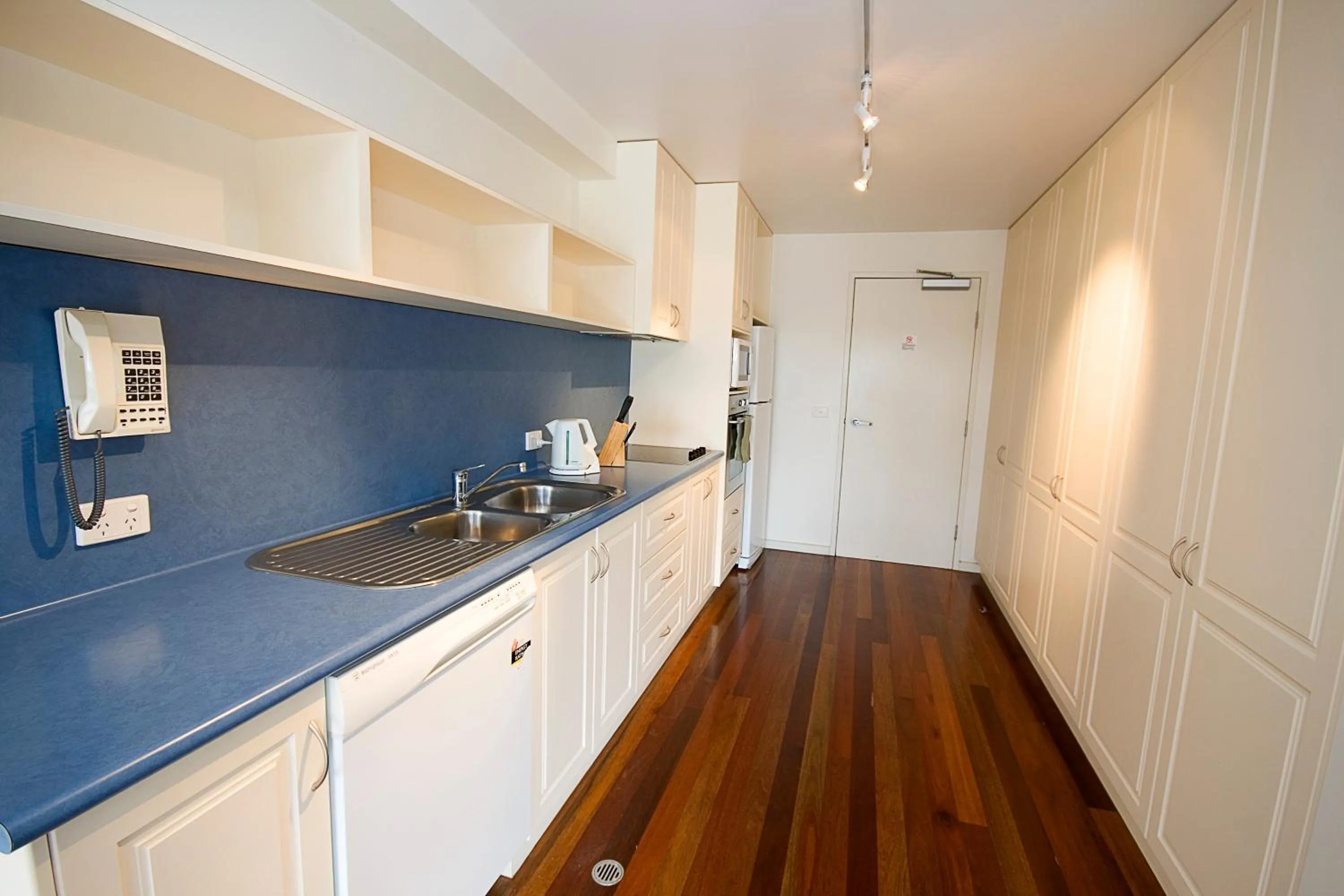 Kitchen or kitchenette in Anchorage Motel & Villas Lorne