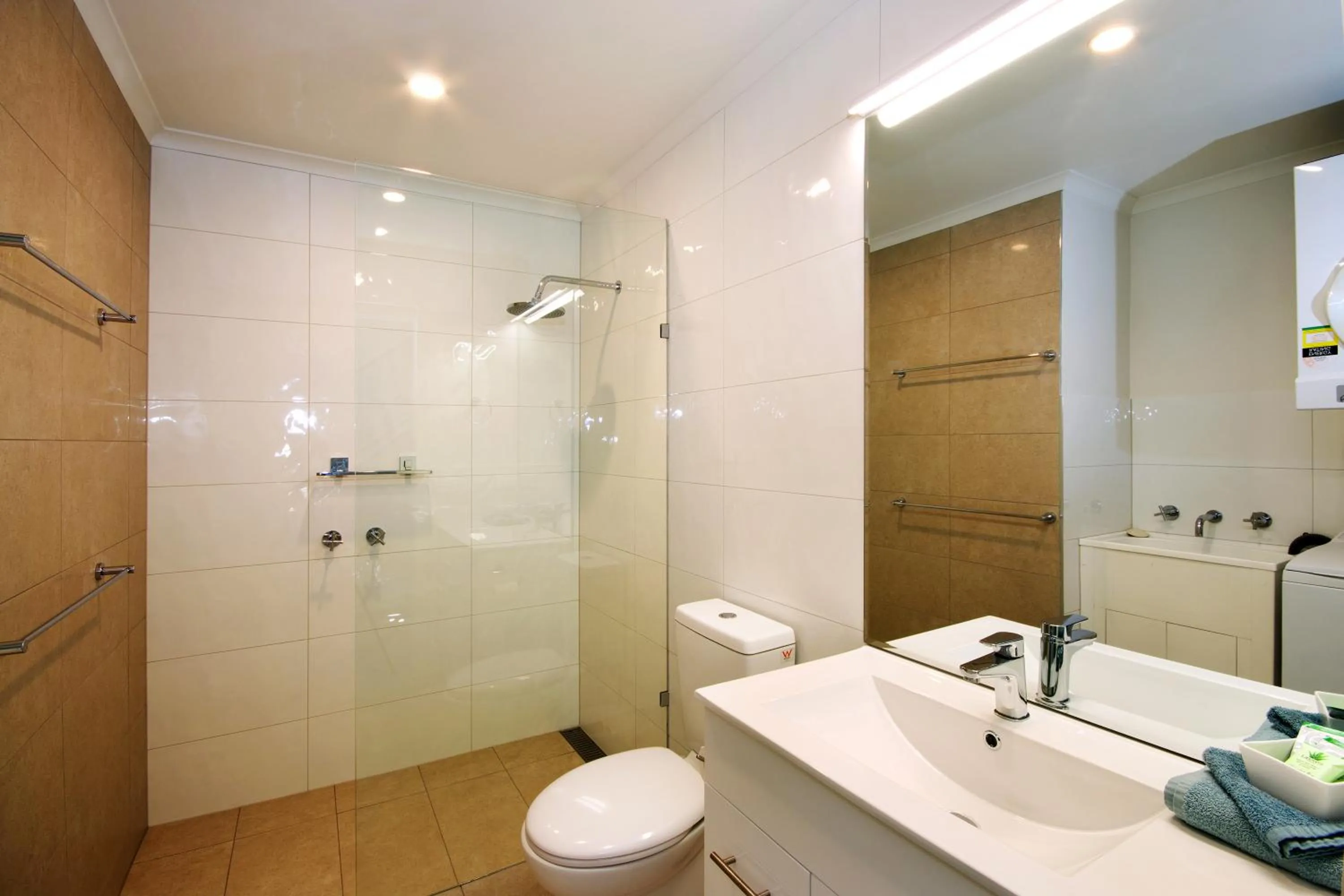 Bathroom in Anchorage Motel & Villas Lorne