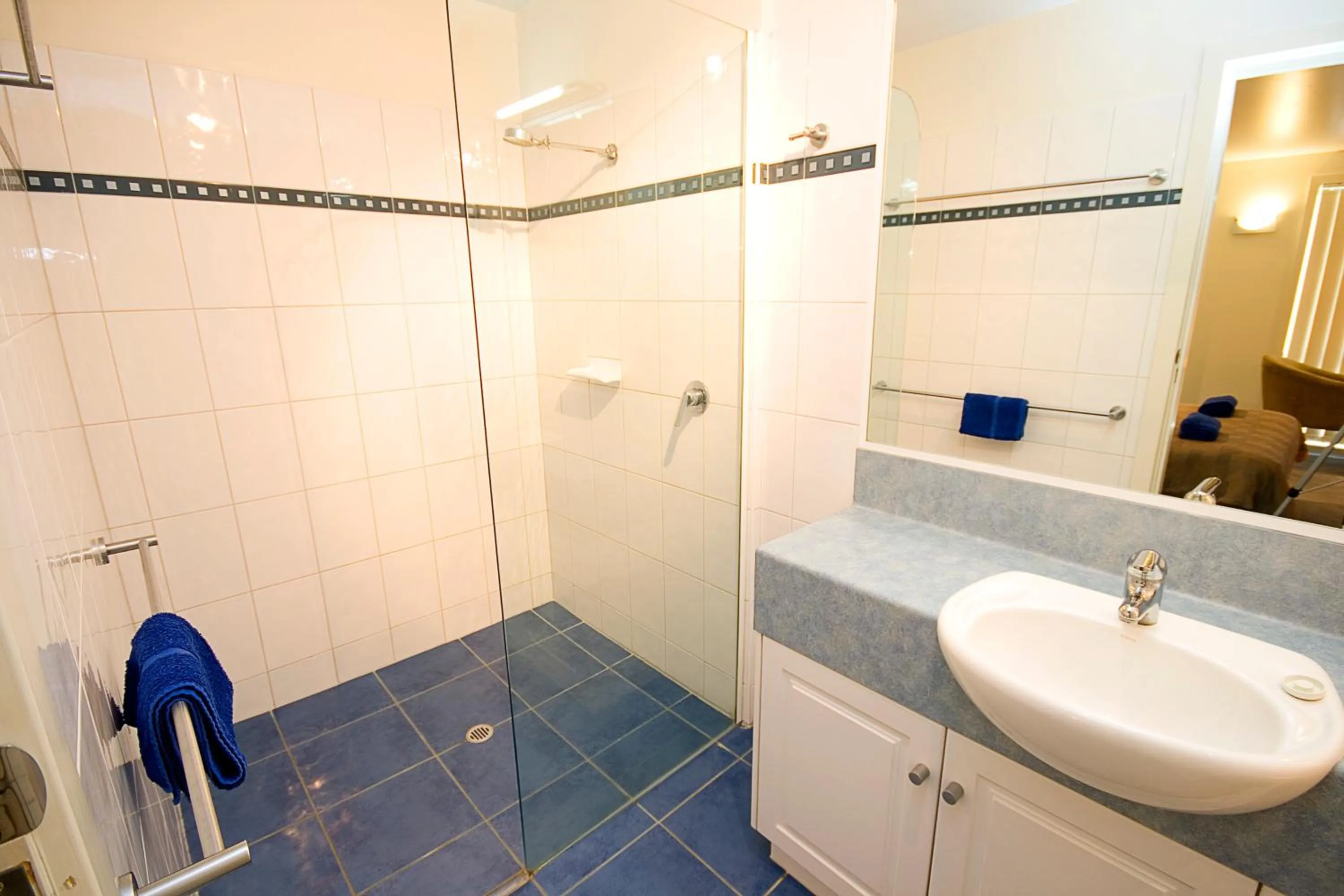 Shower in Anchorage Motel & Villas Lorne