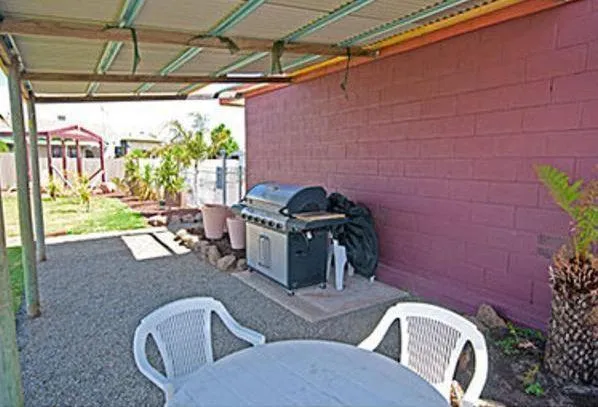 BBQ facilities in Darlot Motor Inn