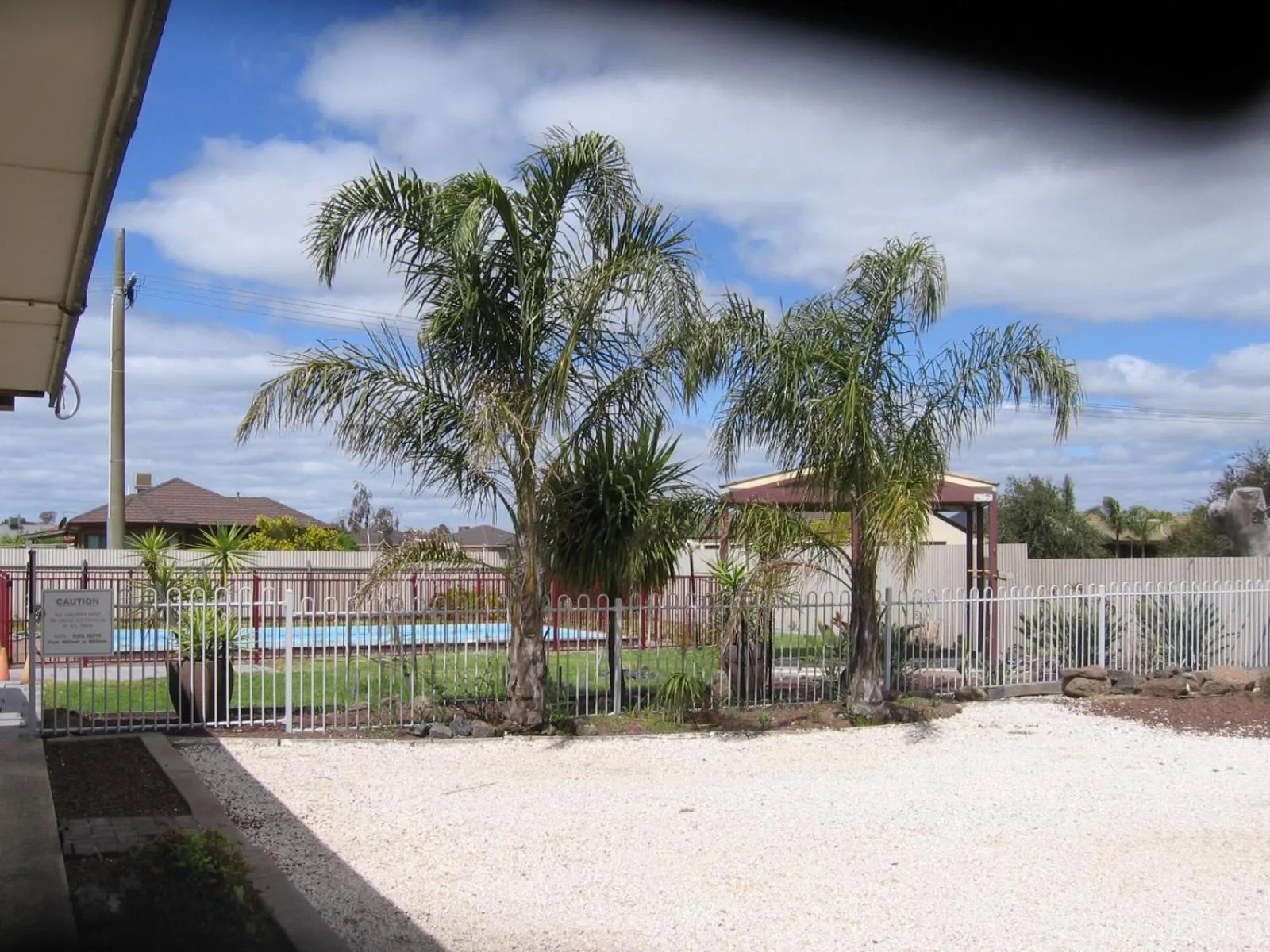 Swimming pool in Darlot Motor Inn