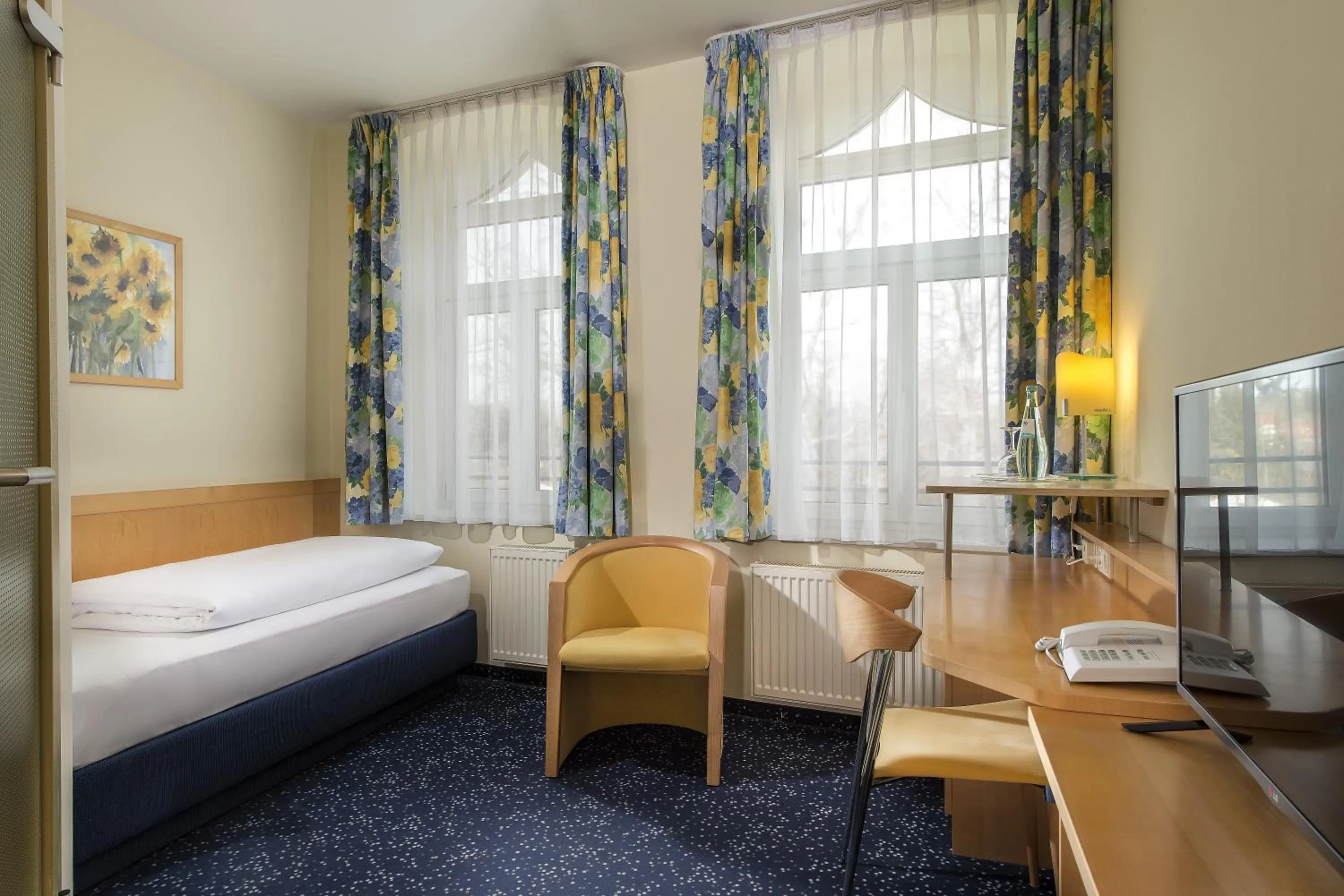 Photo of the whole room, Bed in Hotel Schloss Schweinsburg