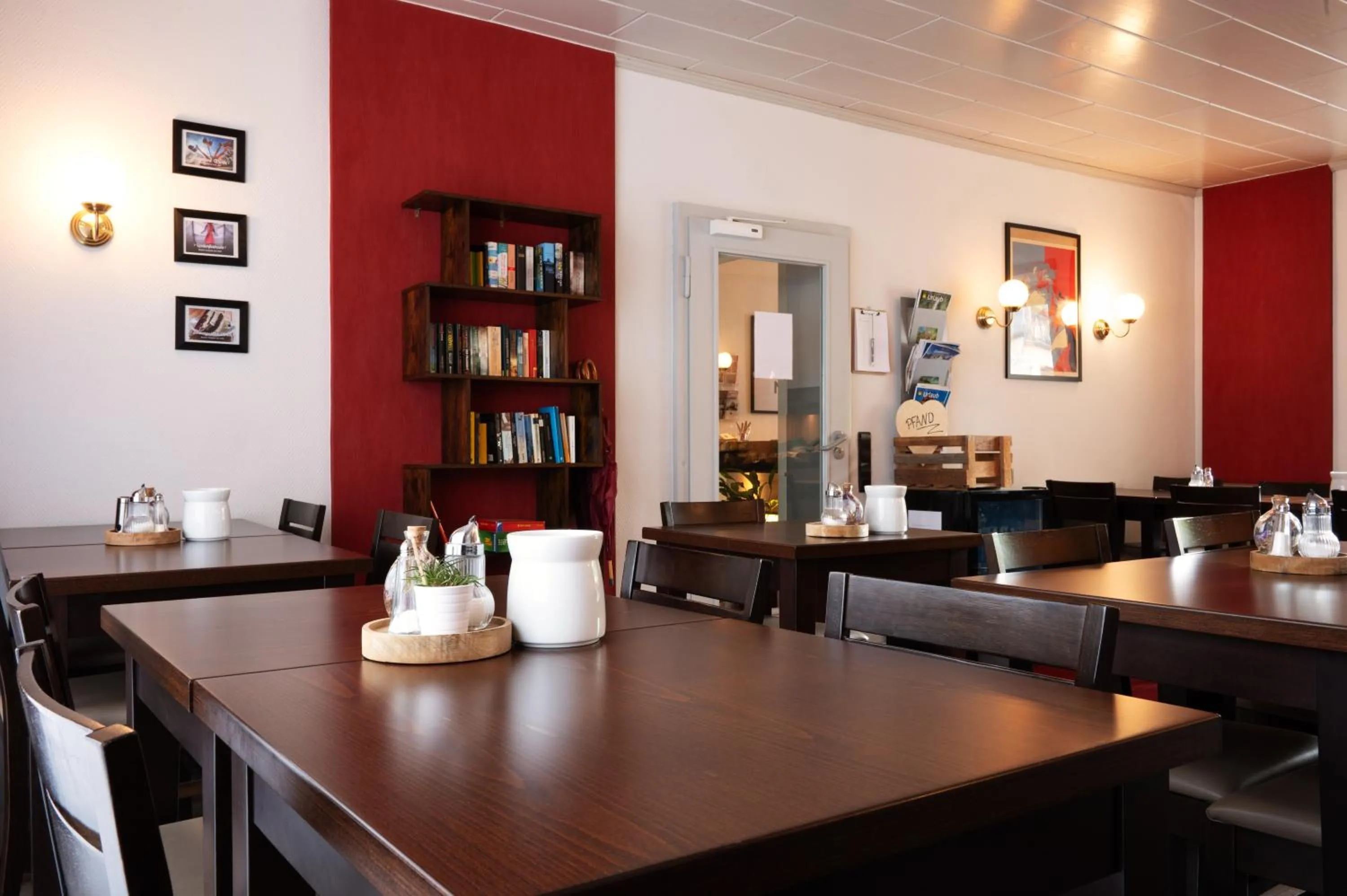 Restaurant/places to eat in Hotel Mercedes City