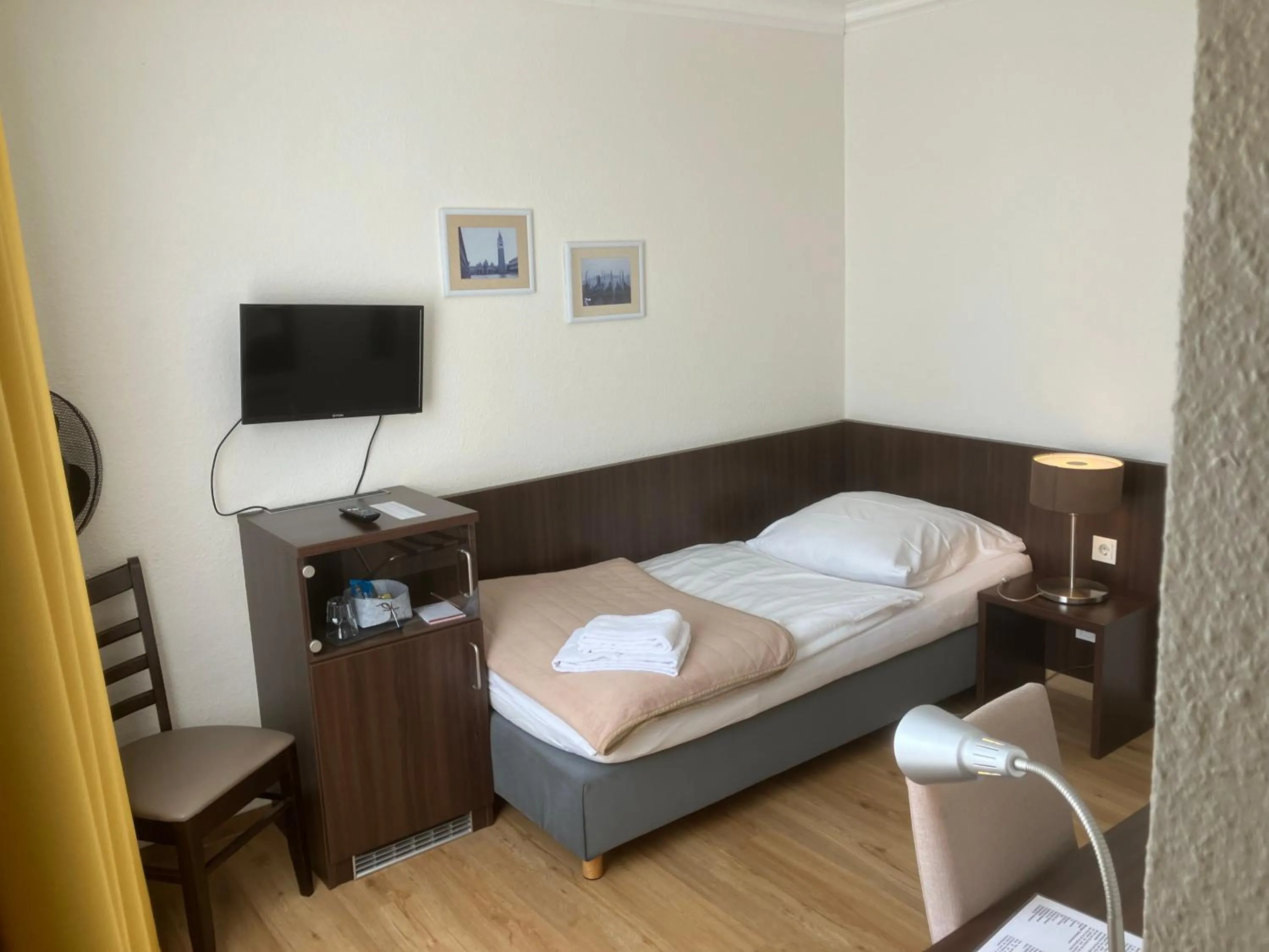 Property building, Bed in Hotel Mercedes City
