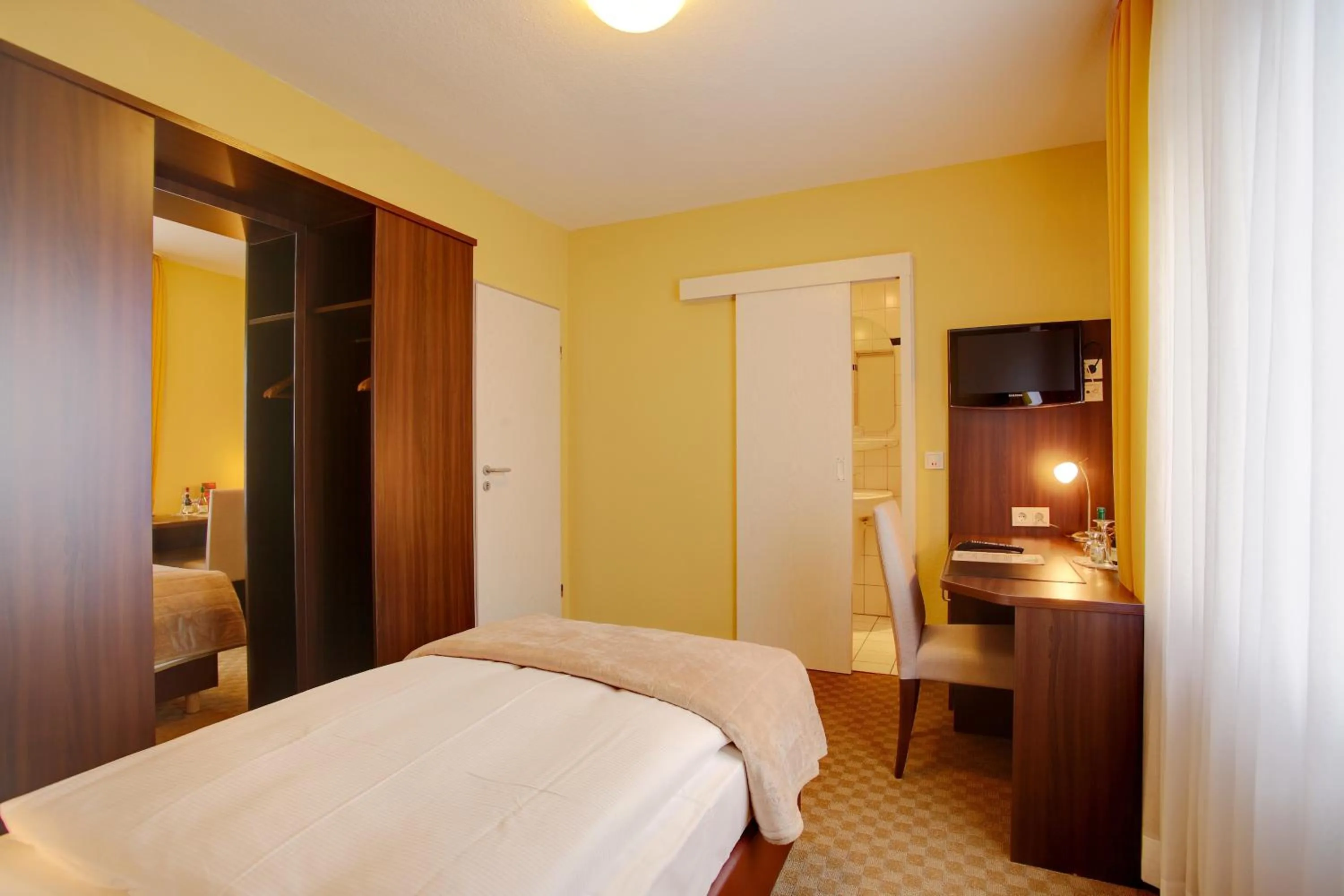 Photo of the whole room, Bed in Hotel Mercedes City