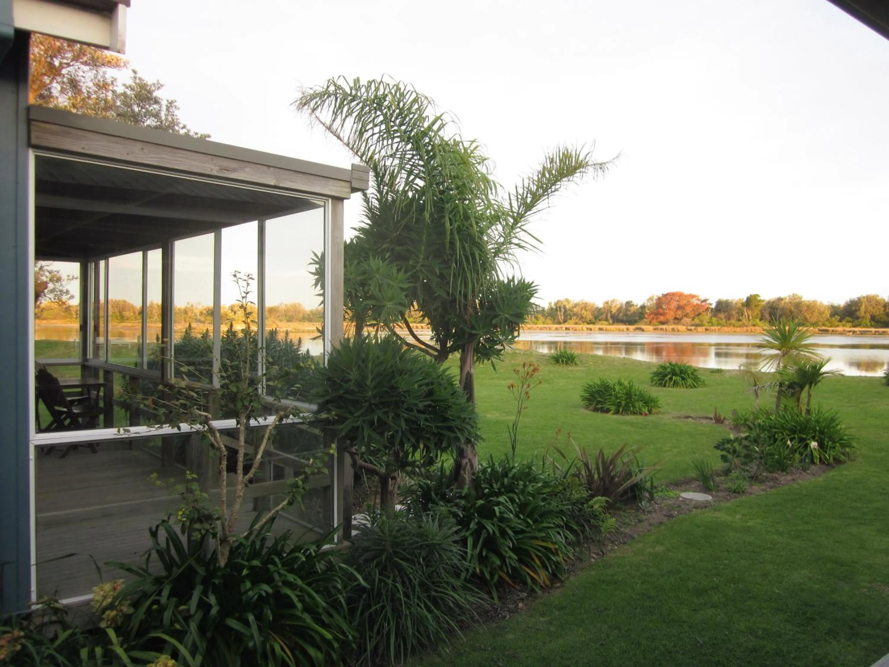 Garden in Lakes Entrance Waterfront Cottages with King Beds