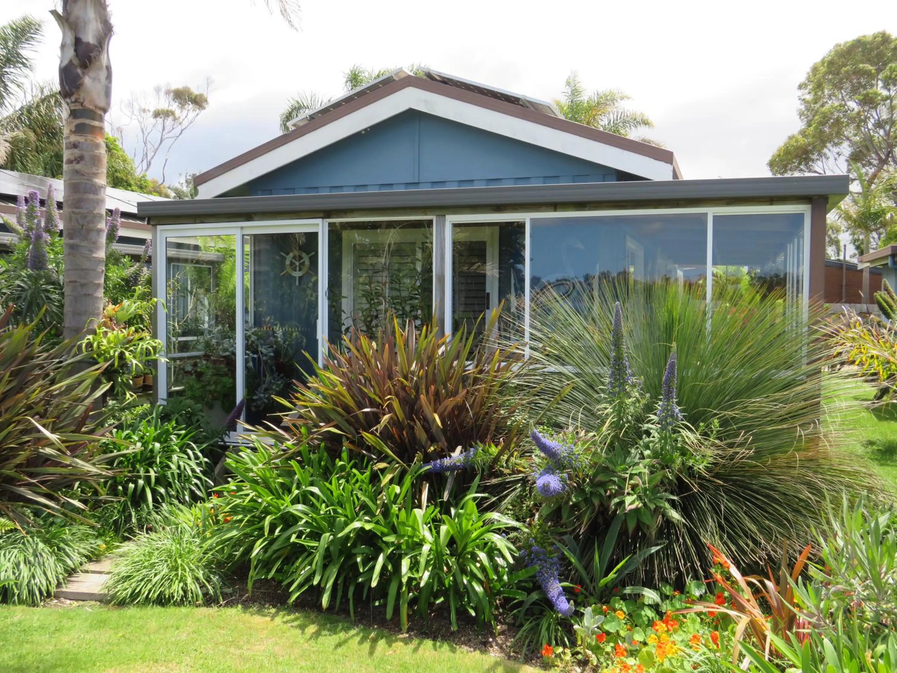 Property building in Lakes Entrance Waterfront Cottages with King Beds