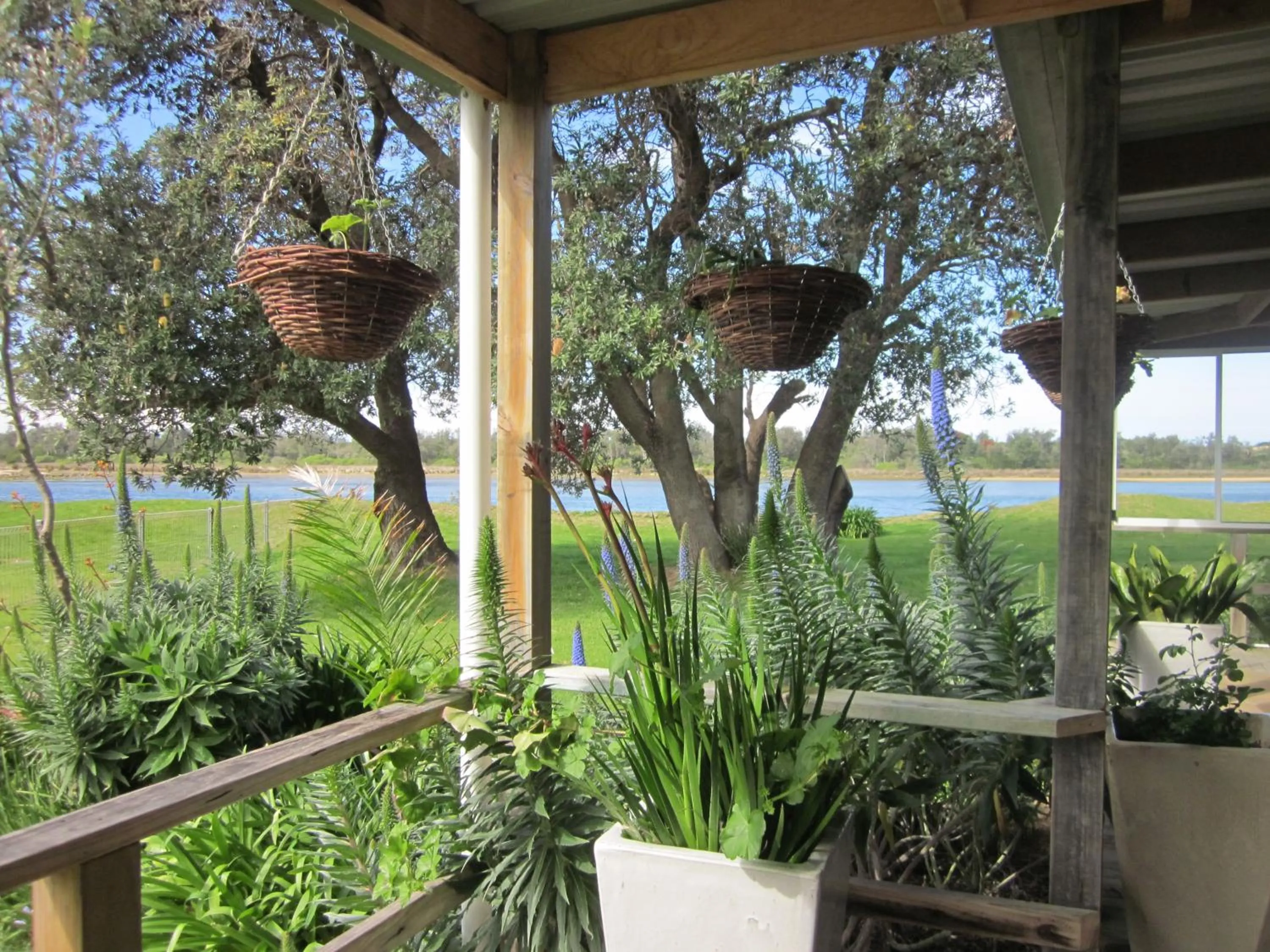 Garden in Lakes Entrance Waterfront Cottages with King Beds