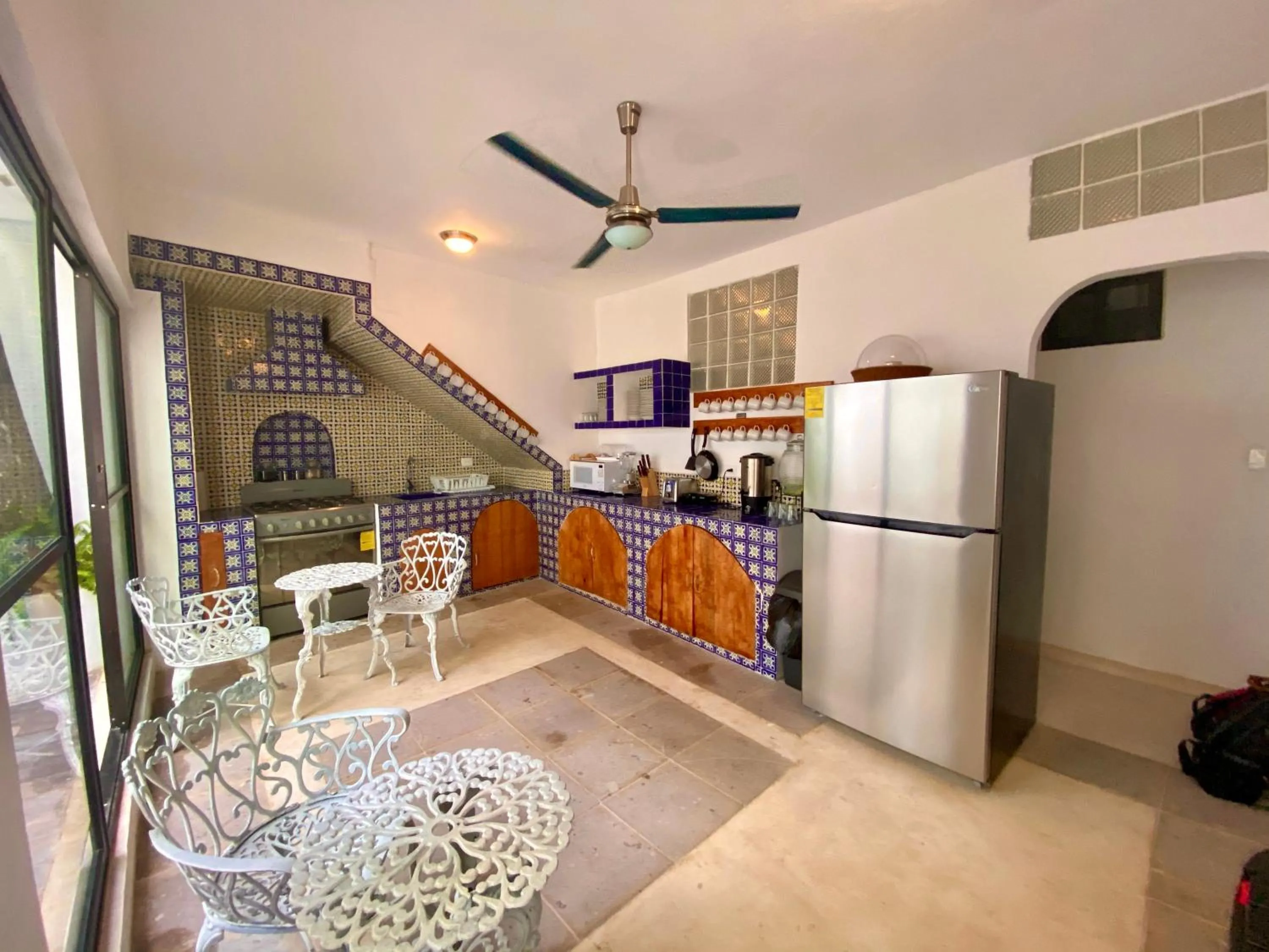 Communal kitchen in MIO Cancún Hotel Boutique