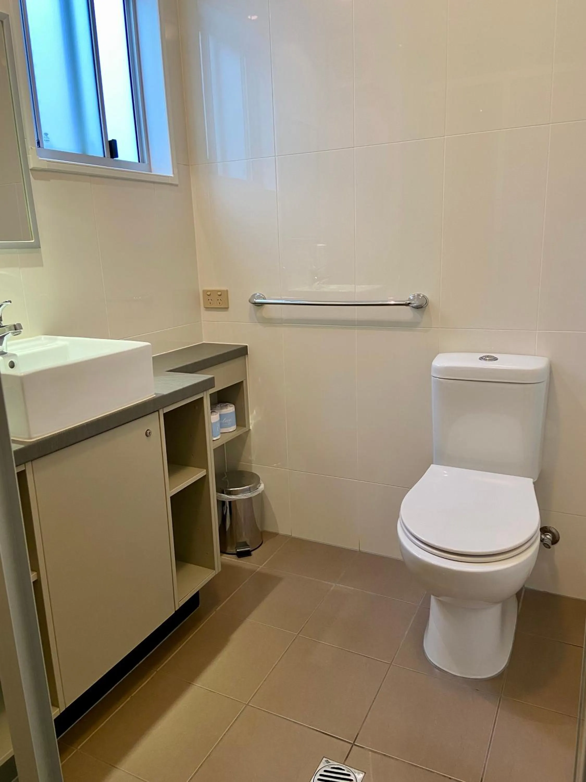 Toilet in Black Rock Inn