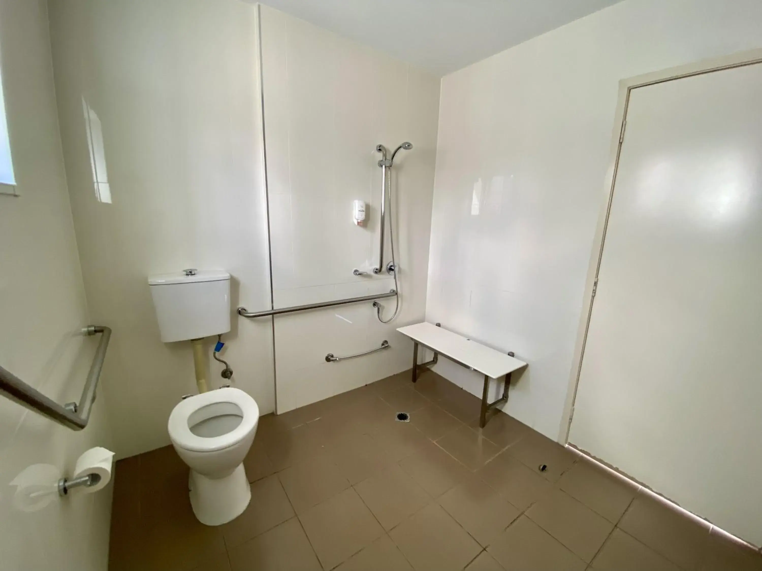 Queen Room - Disability Access in Black Rock Inn Queen Room - Disability Access in Black Rock Inn