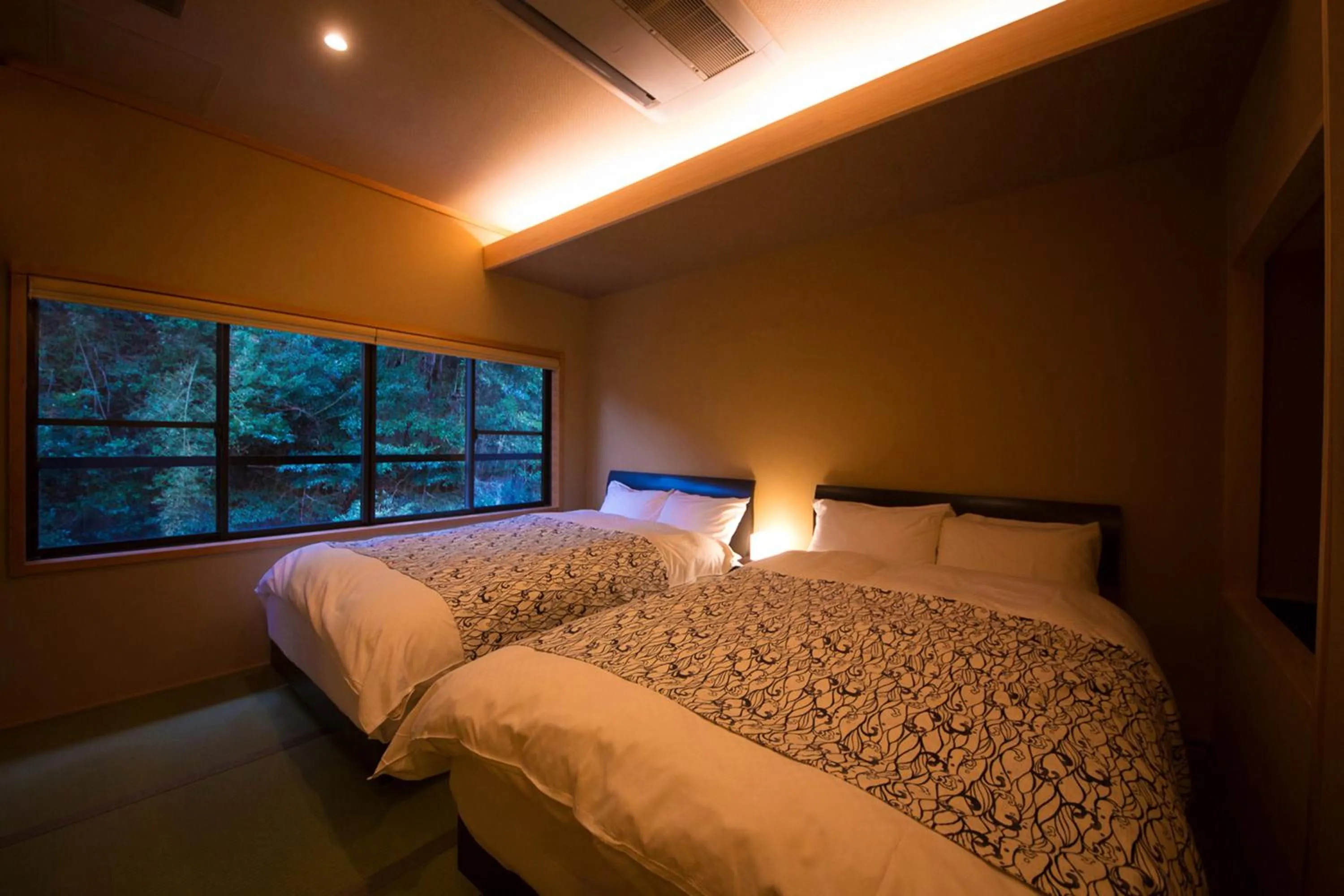 Photo of the whole room, Bed in Nansuikaku