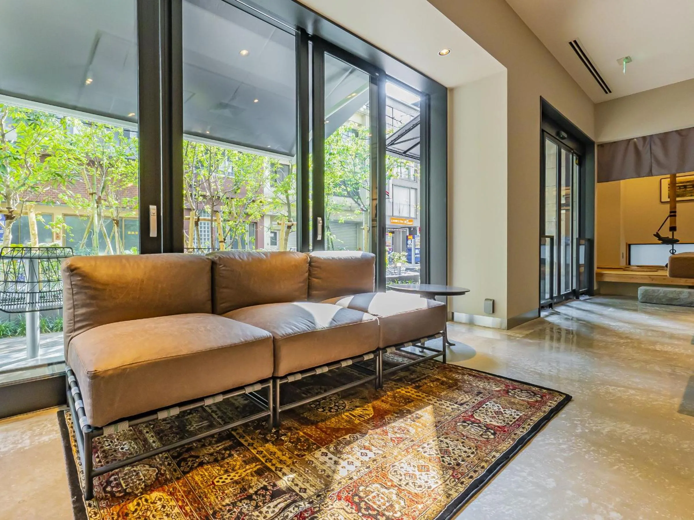 Seating area in Bay Hotel Tokyo Hamamatsucho