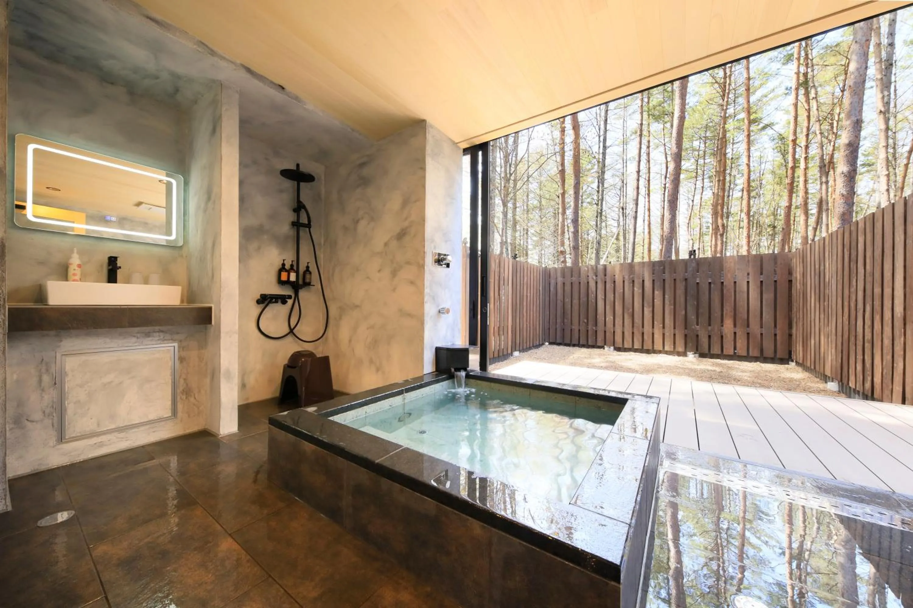 Garden, Bed in Yutorelo Tateshina Hotel with DOGS