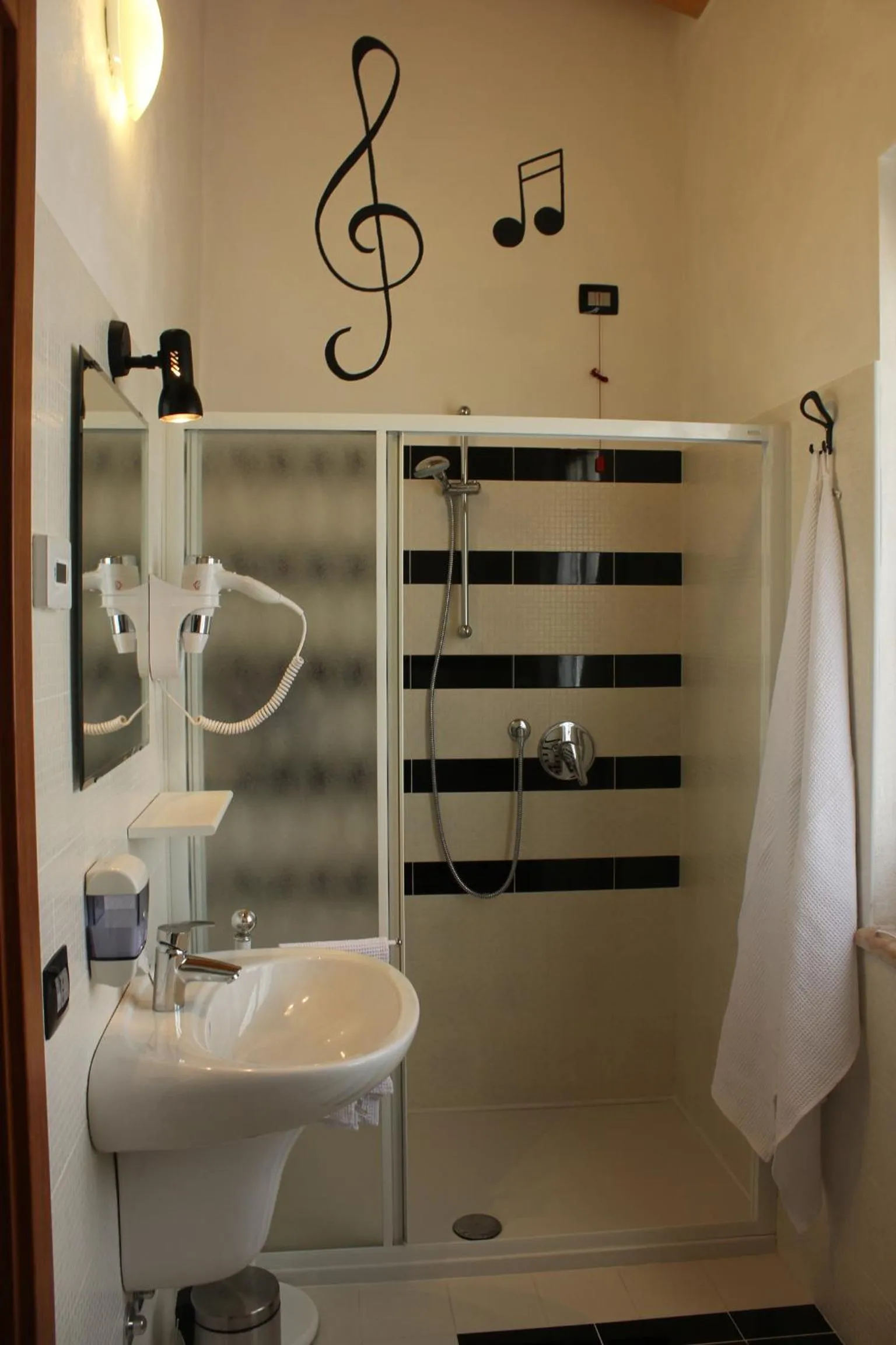 Shower in La Bella Vigna