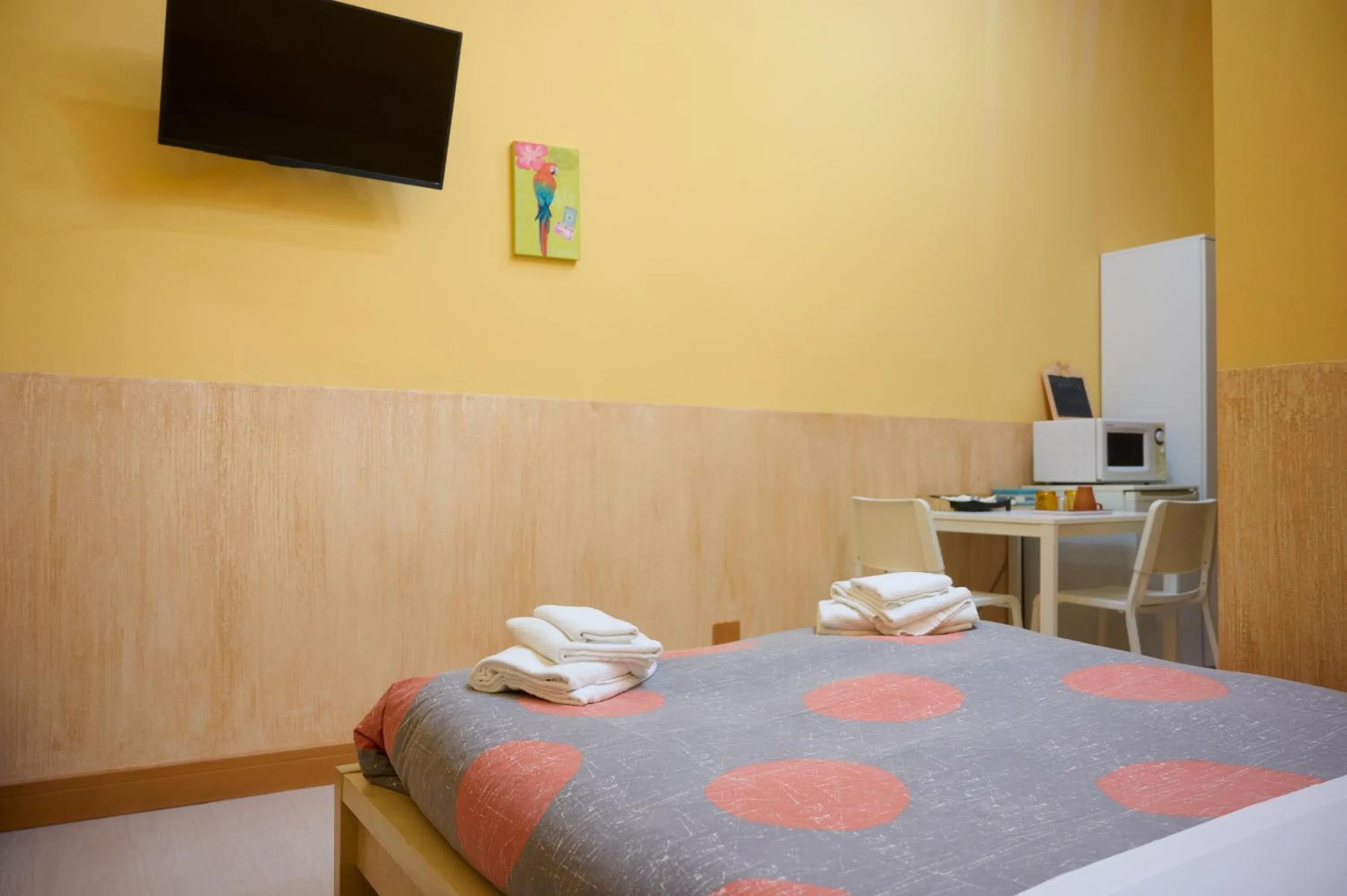 Bedroom, Bed in On The Rainbow B&B