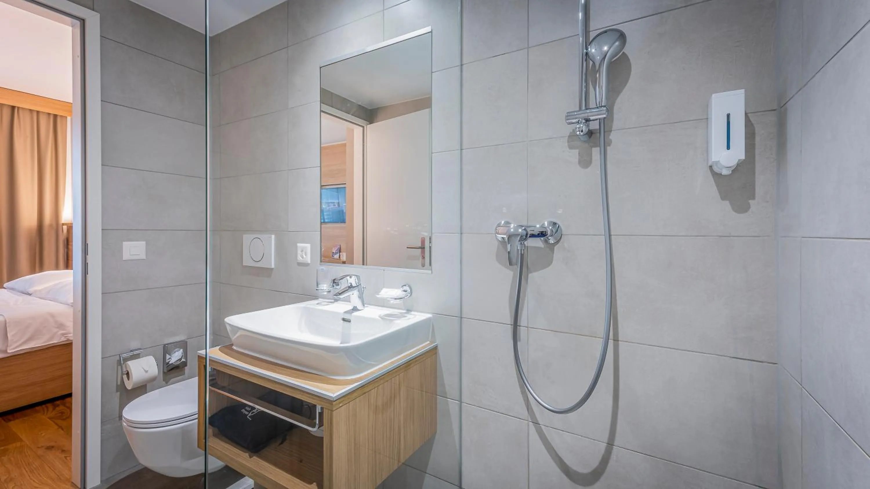 Shower in Los Lorentes Hotel Bern City