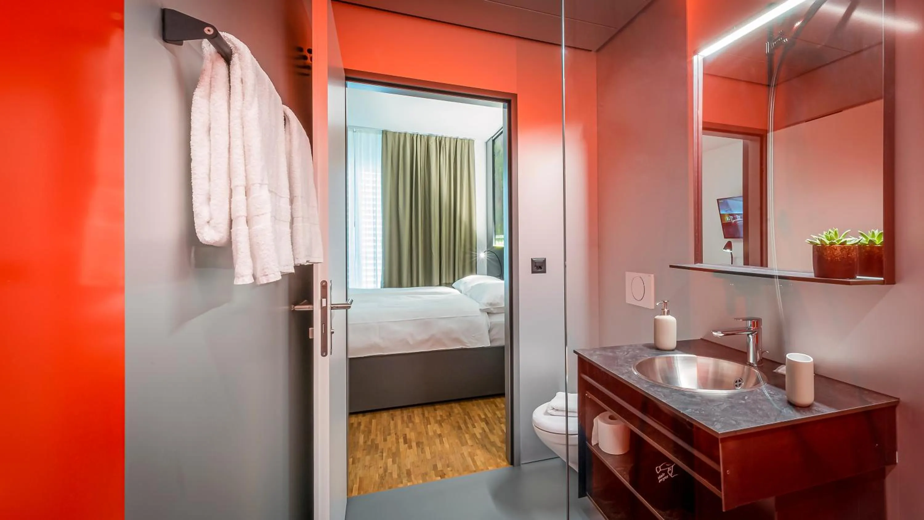 Bathroom, Bed in Los Lorentes Hotel Bern City