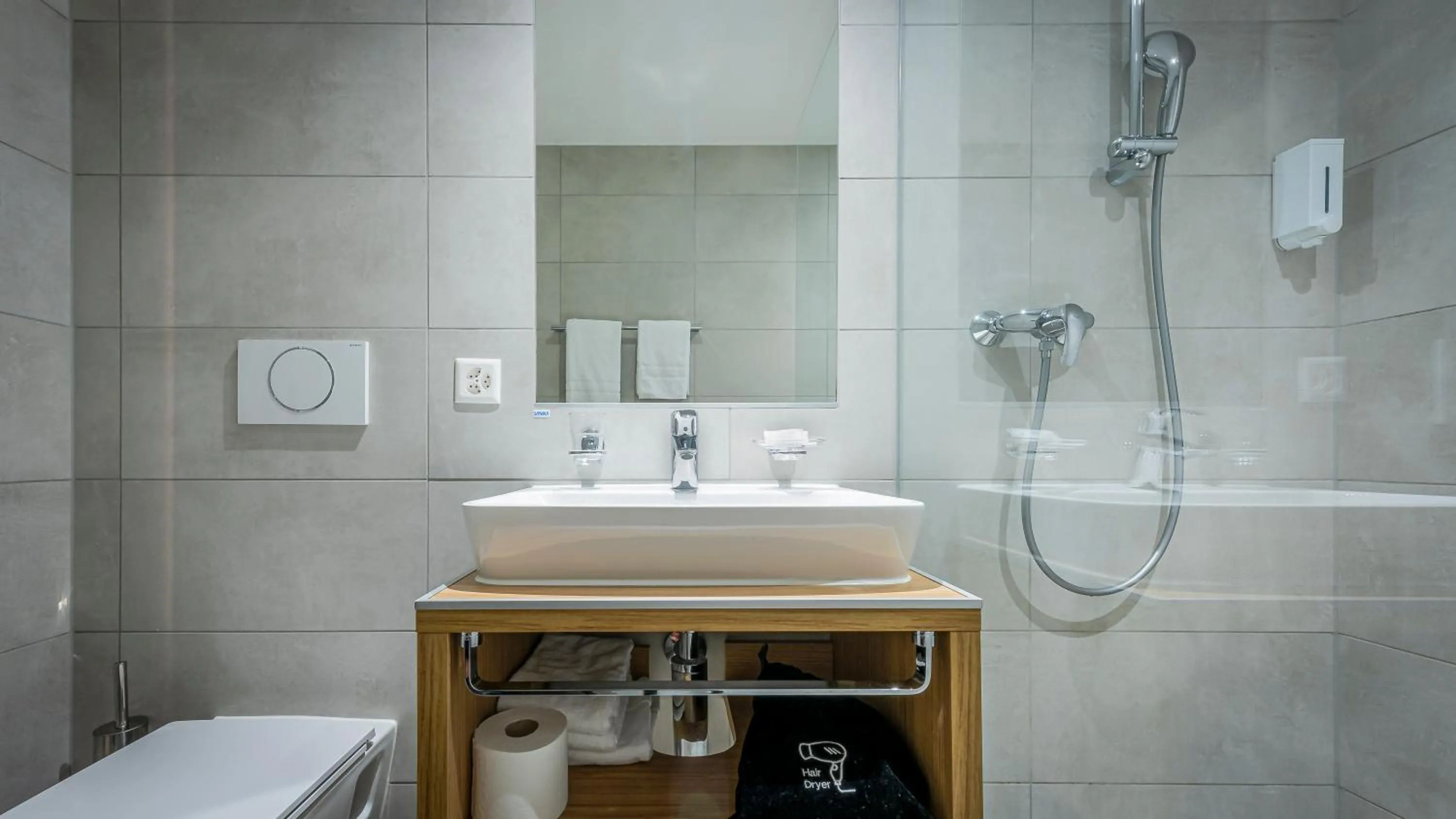 Shower in Los Lorentes Hotel Bern City