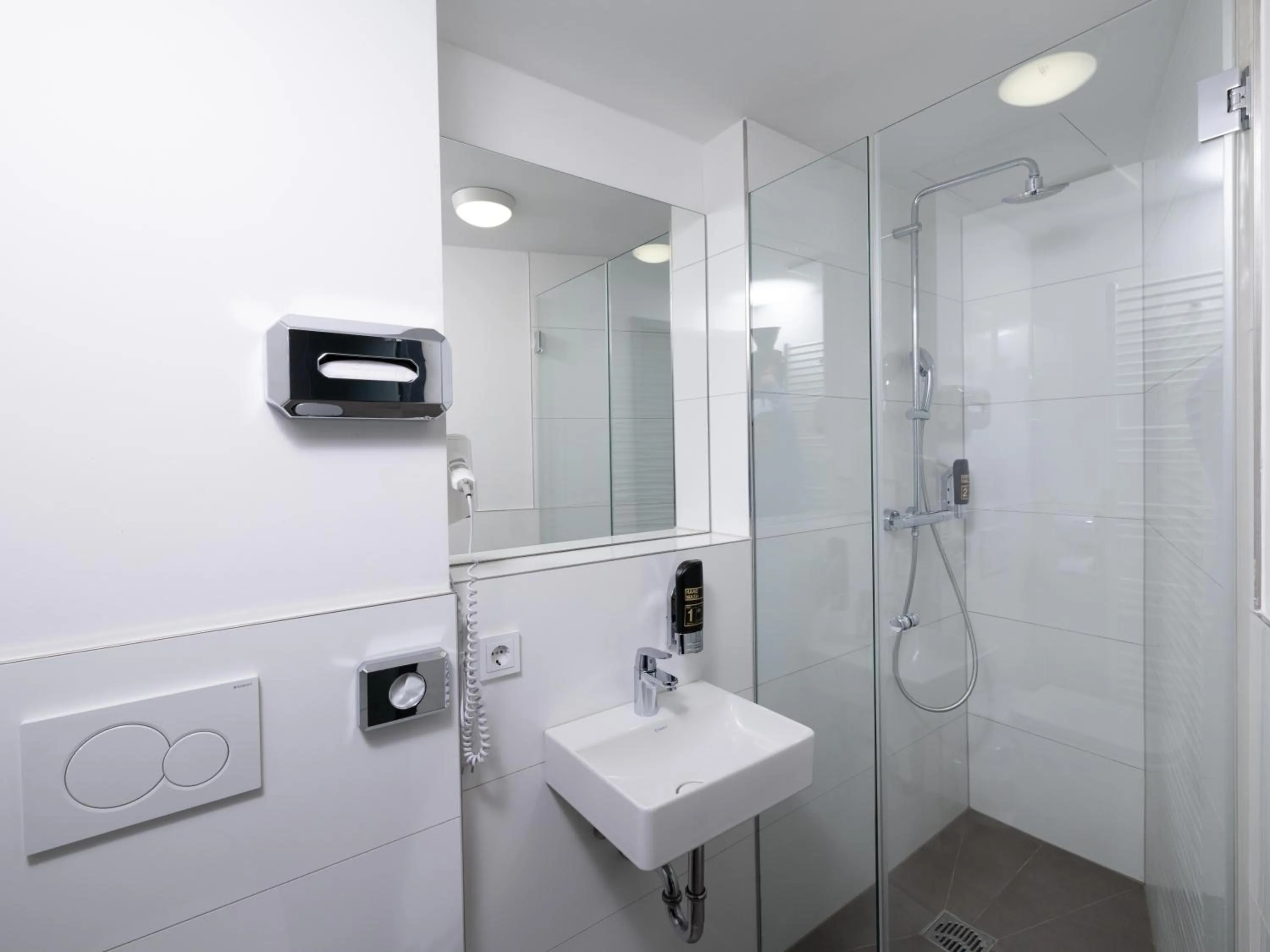 Shower in Smart Stay Hotel Station