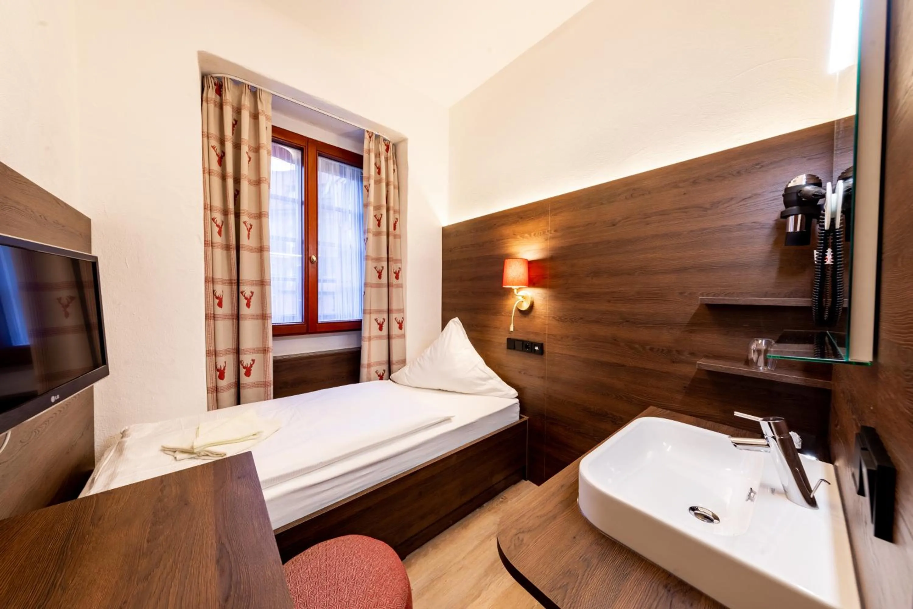 Photo of the whole room, Bed in Ringhotel Jägerhof