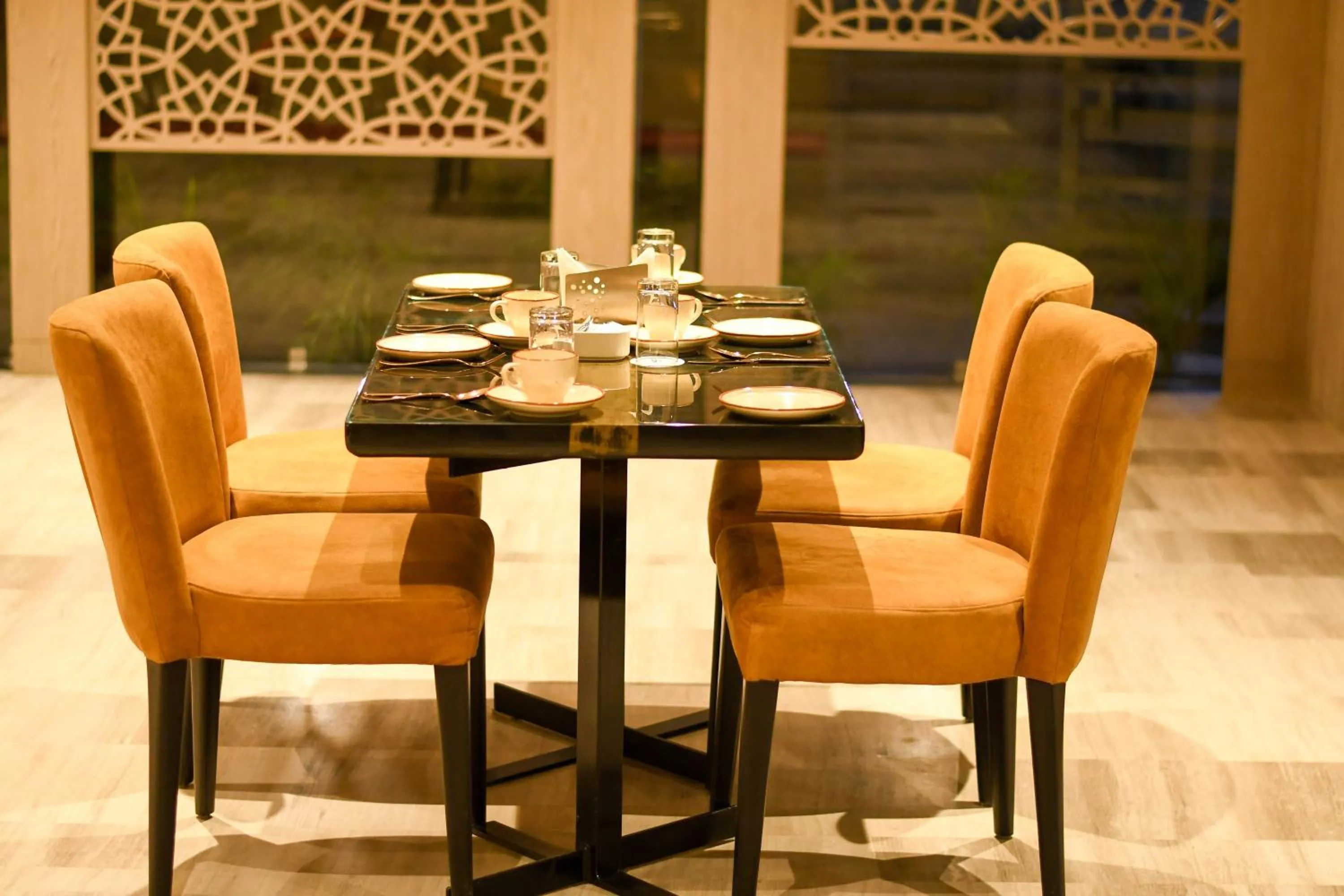 Restaurant/places to eat in LYNQ AERO