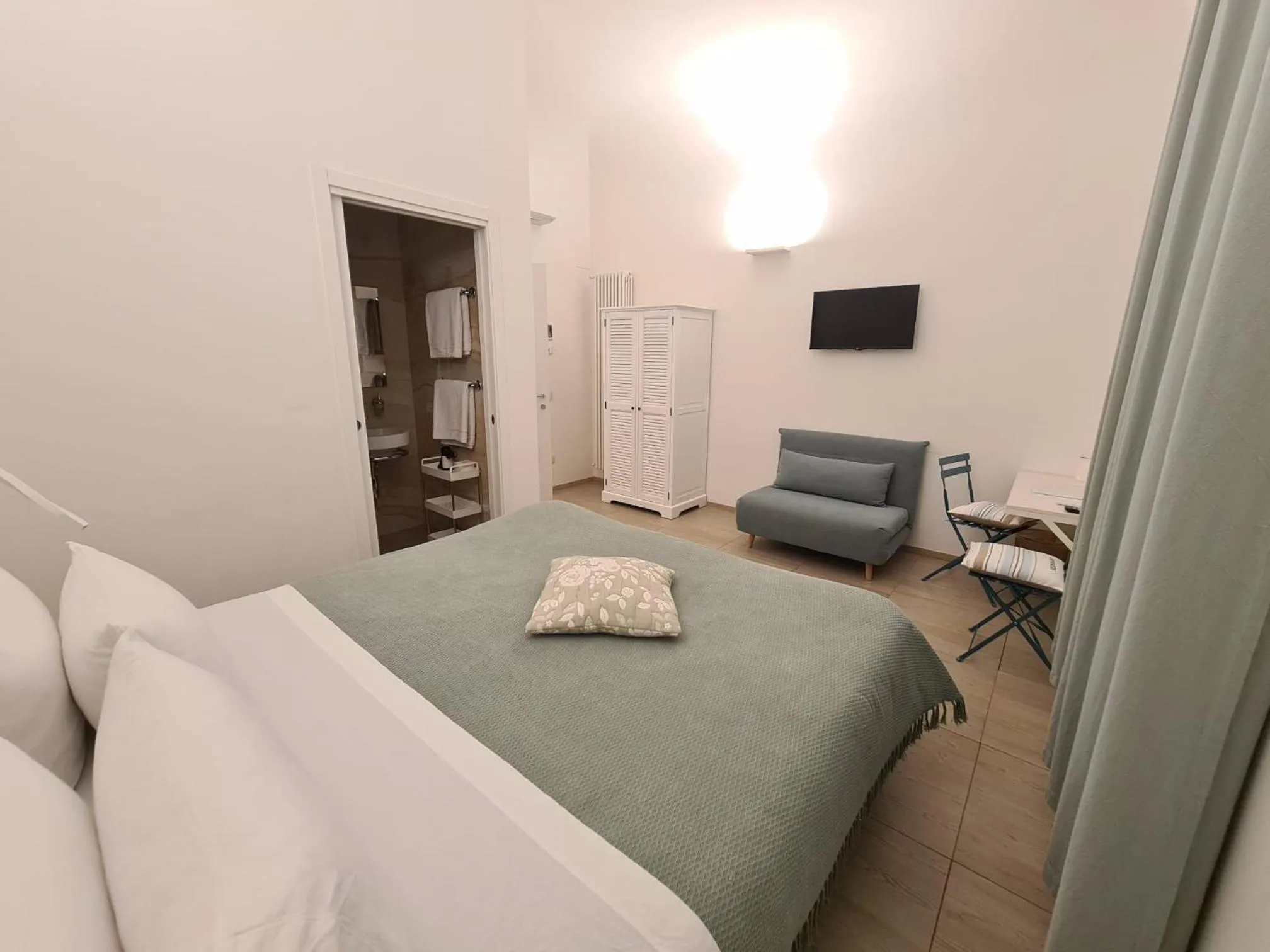 Photo of the whole room, Bed in Central Savona