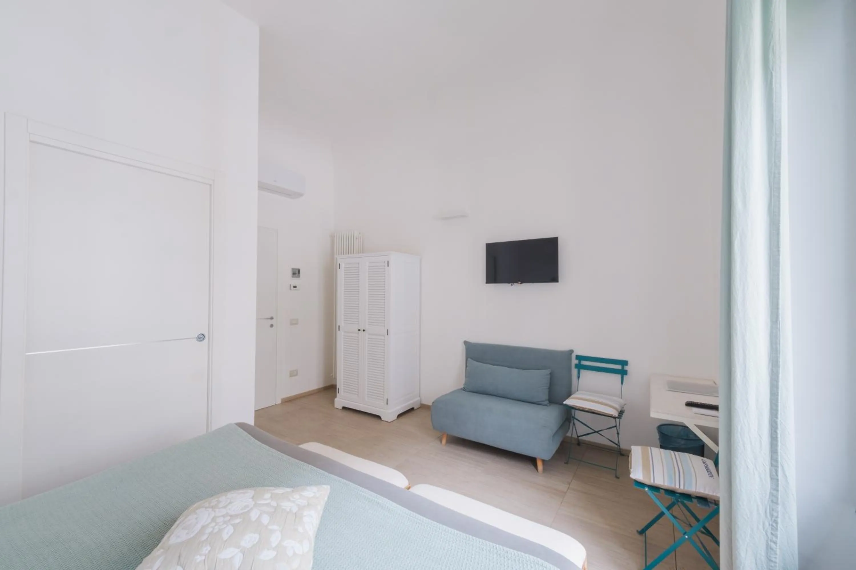 wardrobe, Bed in Central Savona