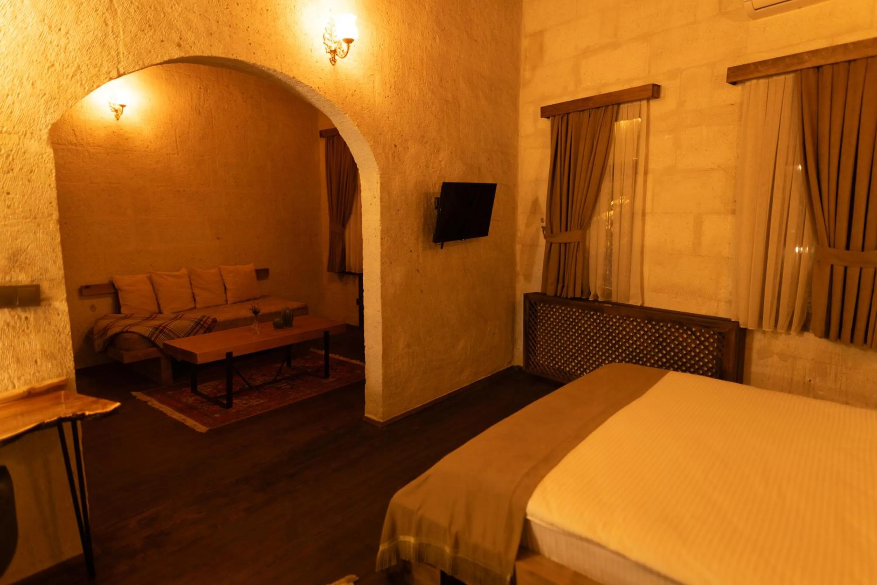 Seating area, Bed in Lemon Cave Suites