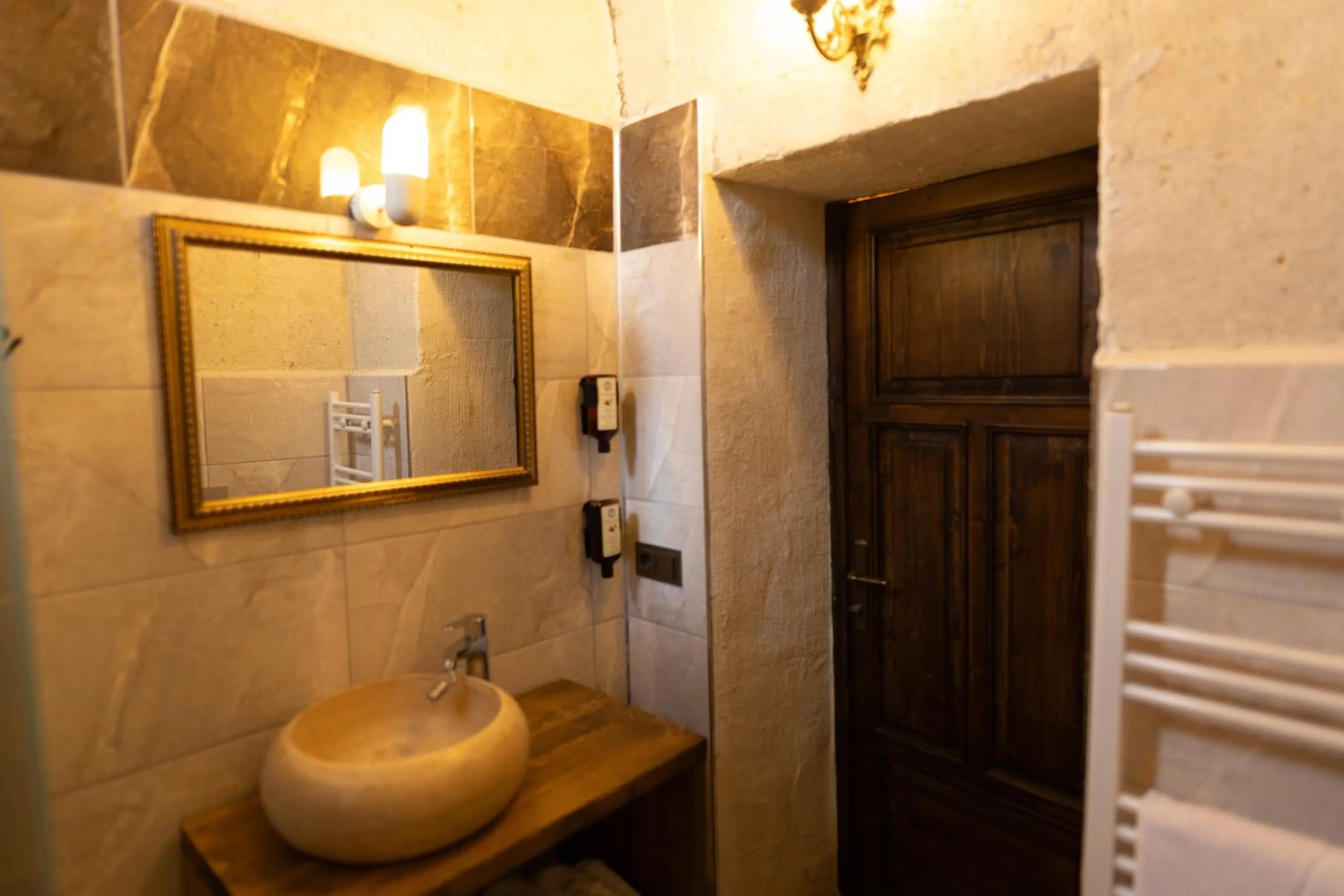 Bathroom in Lemon Cave Suites