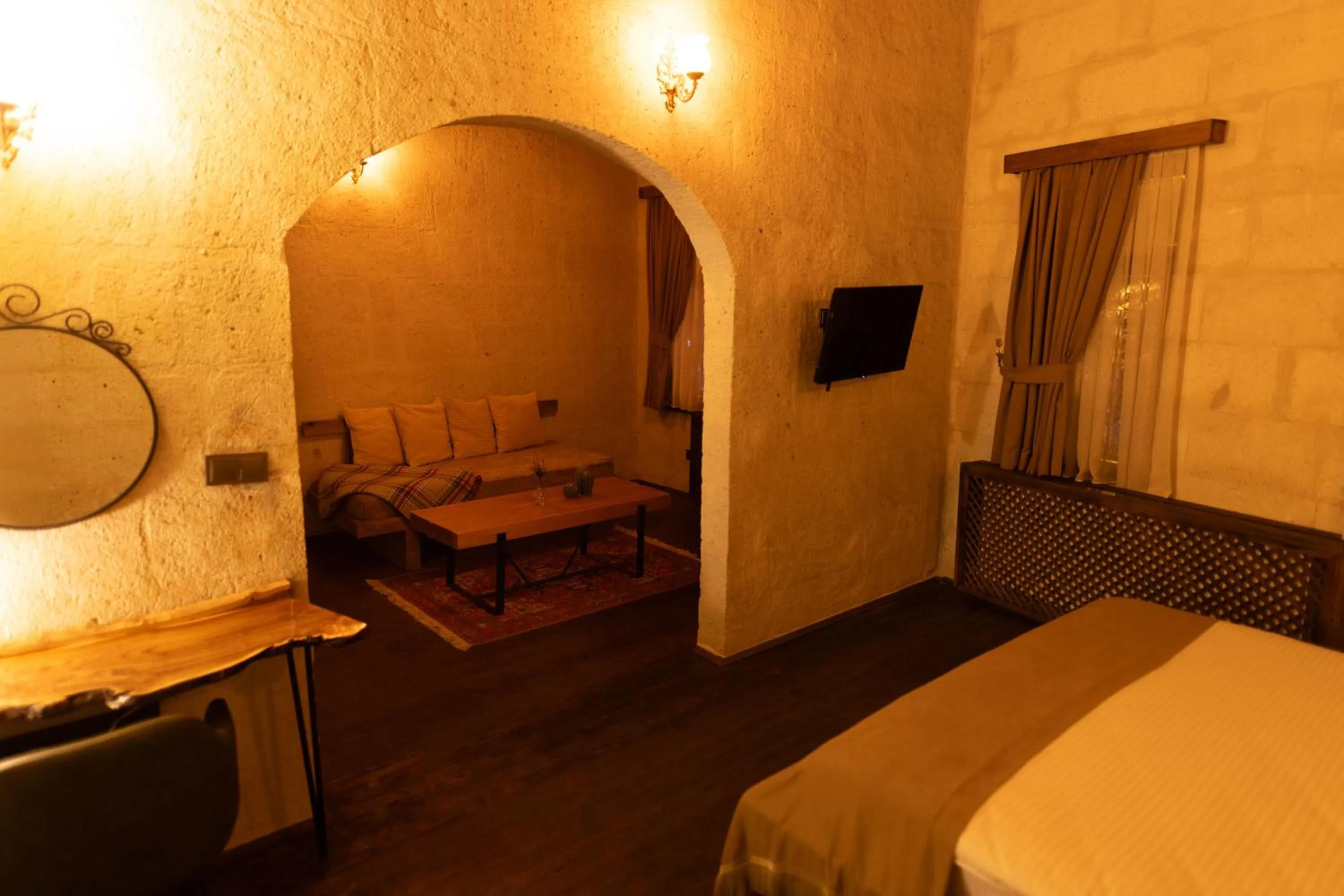 Seating area, Bed in Lemon Cave Suites