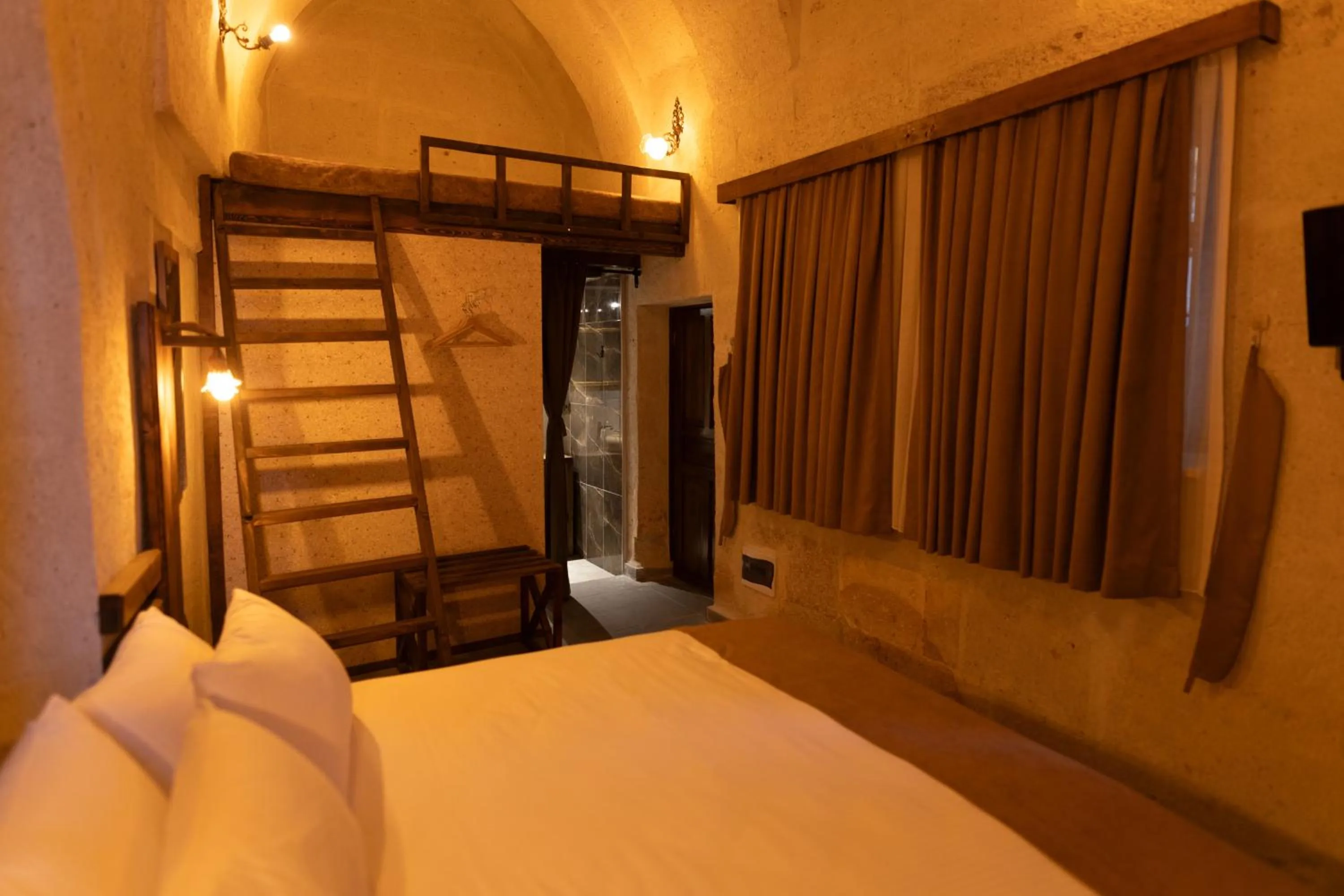 Photo of the whole room, Bed in Lemon Cave Suites