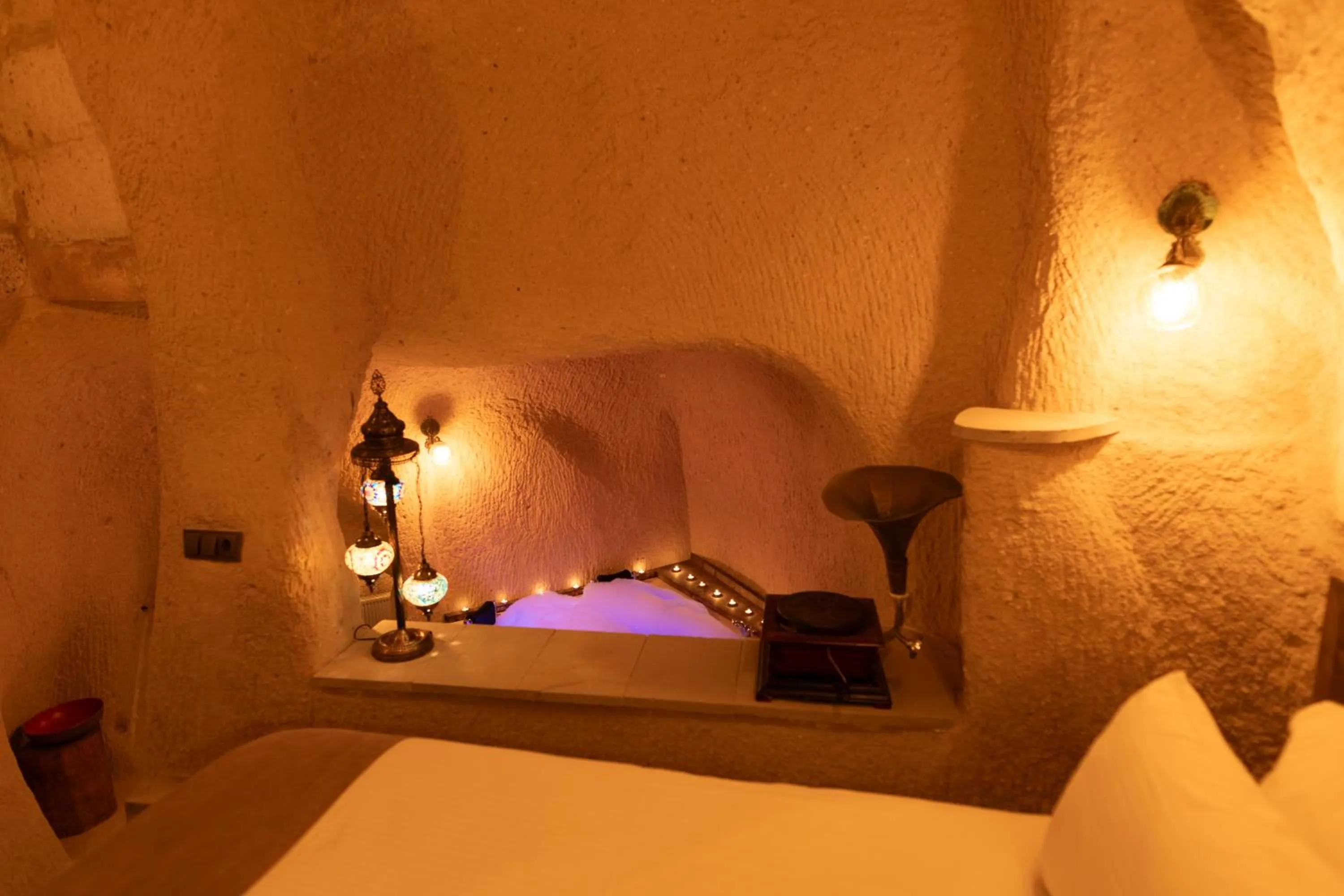 Decorative detail, Bed in Lemon Cave Suites