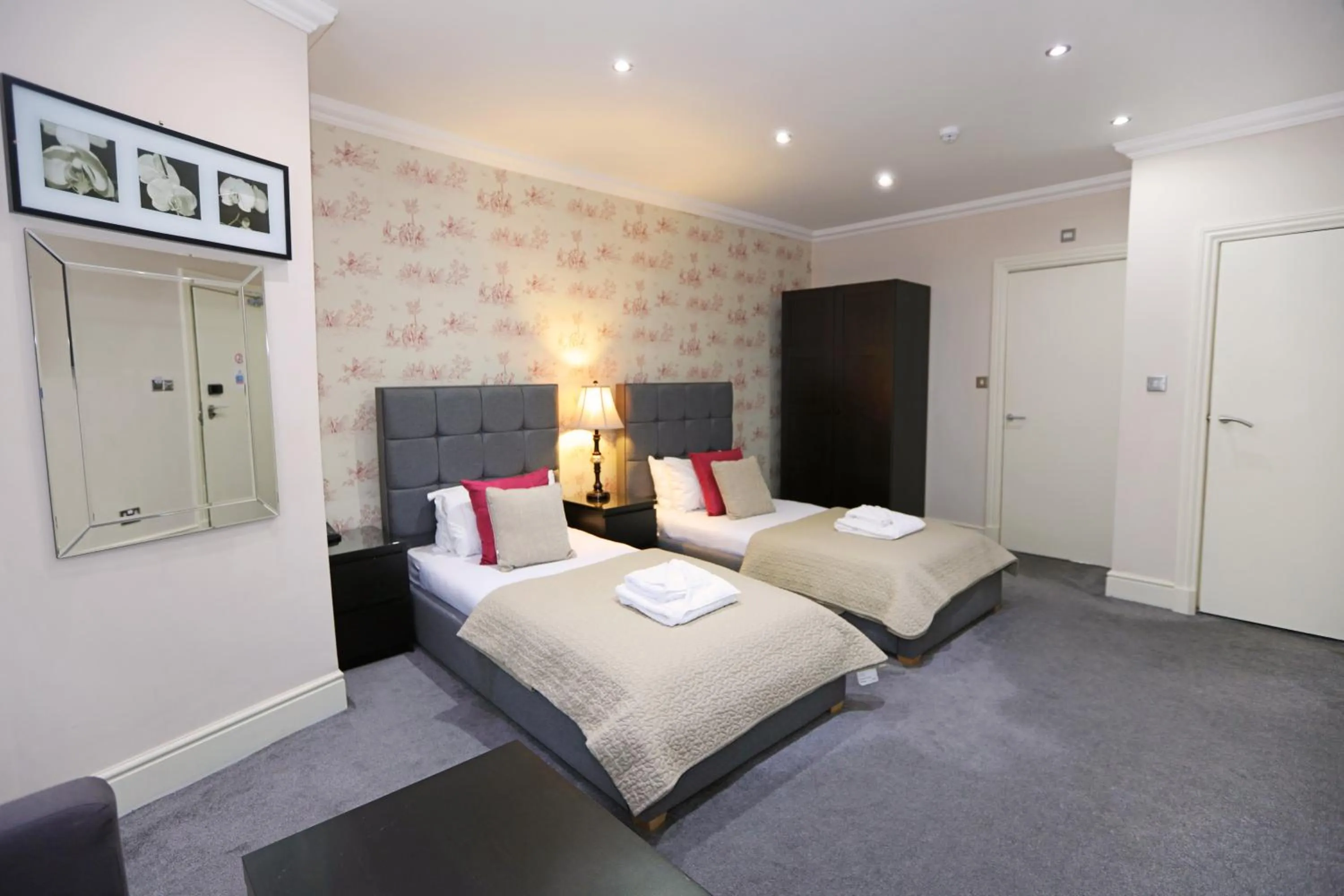 Photo of the whole room, Bed in Palmerston Suites