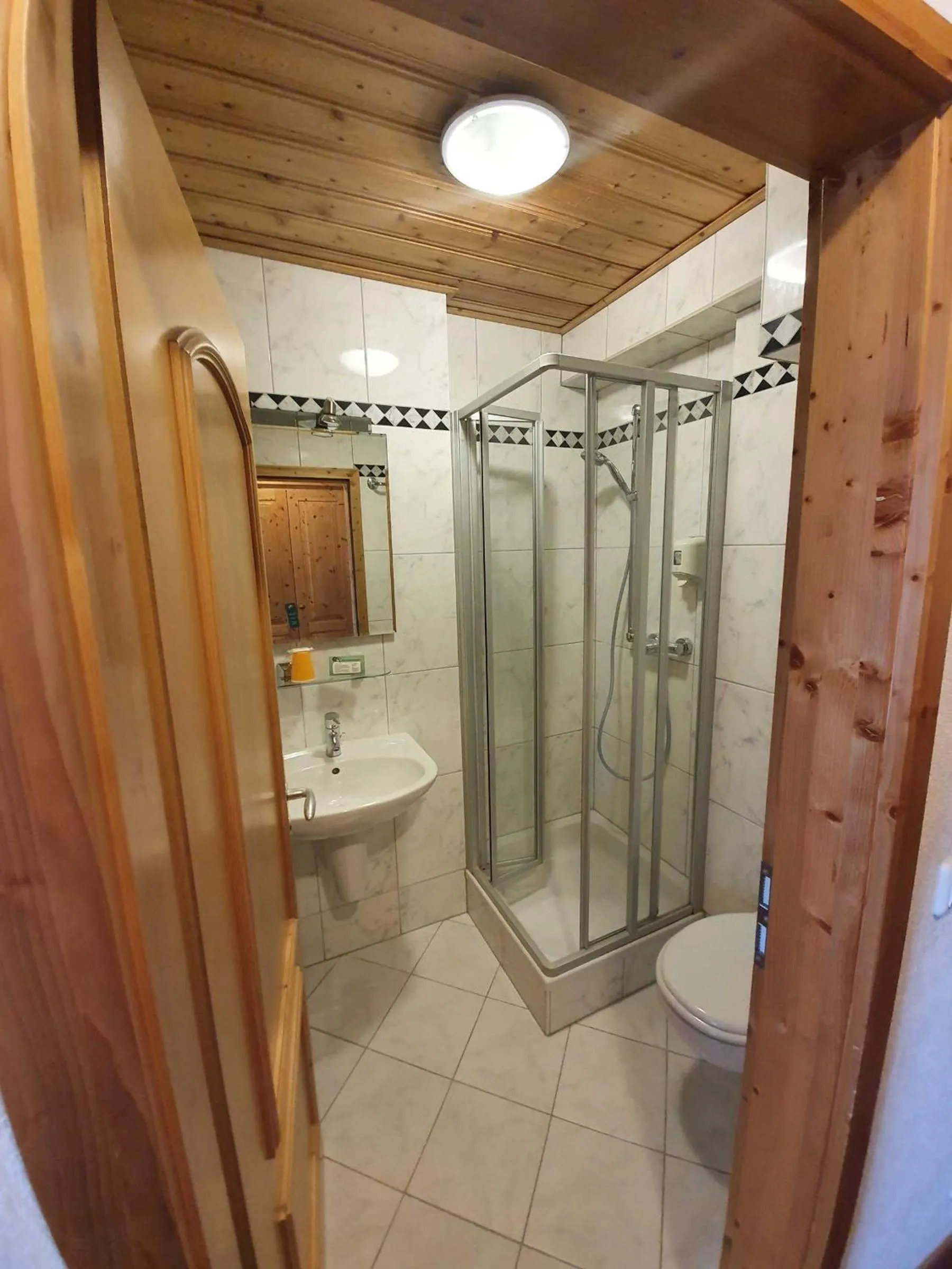 Bathroom in Landgasthof Brunnenwirt Zum Meenzer