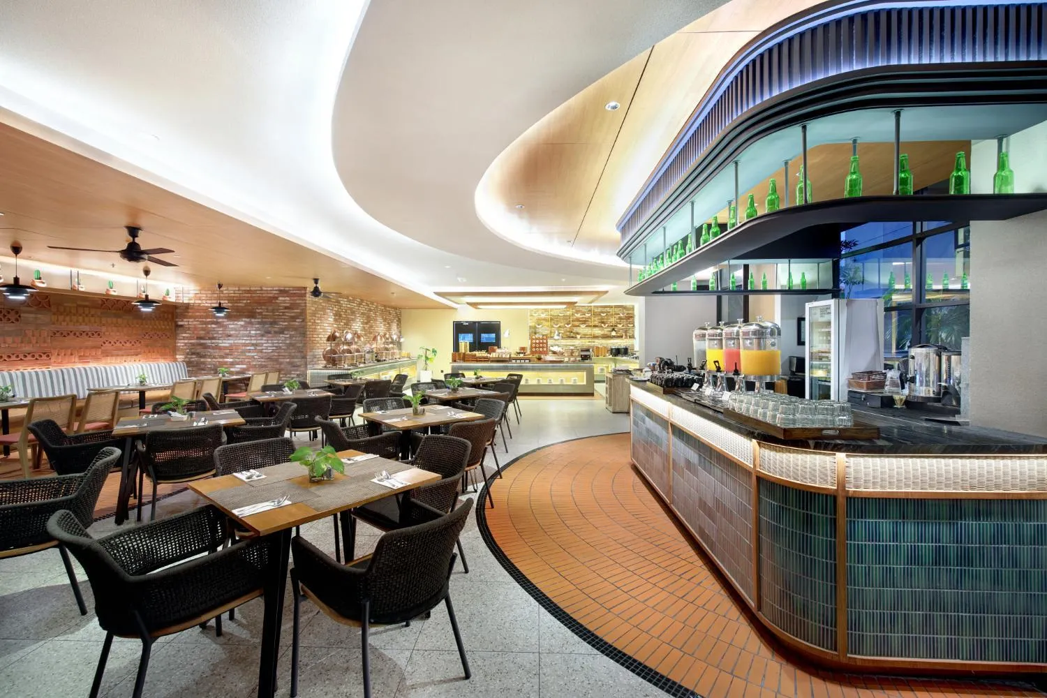 Restaurant/places to eat in Harper Kuta Hotel by ASTON