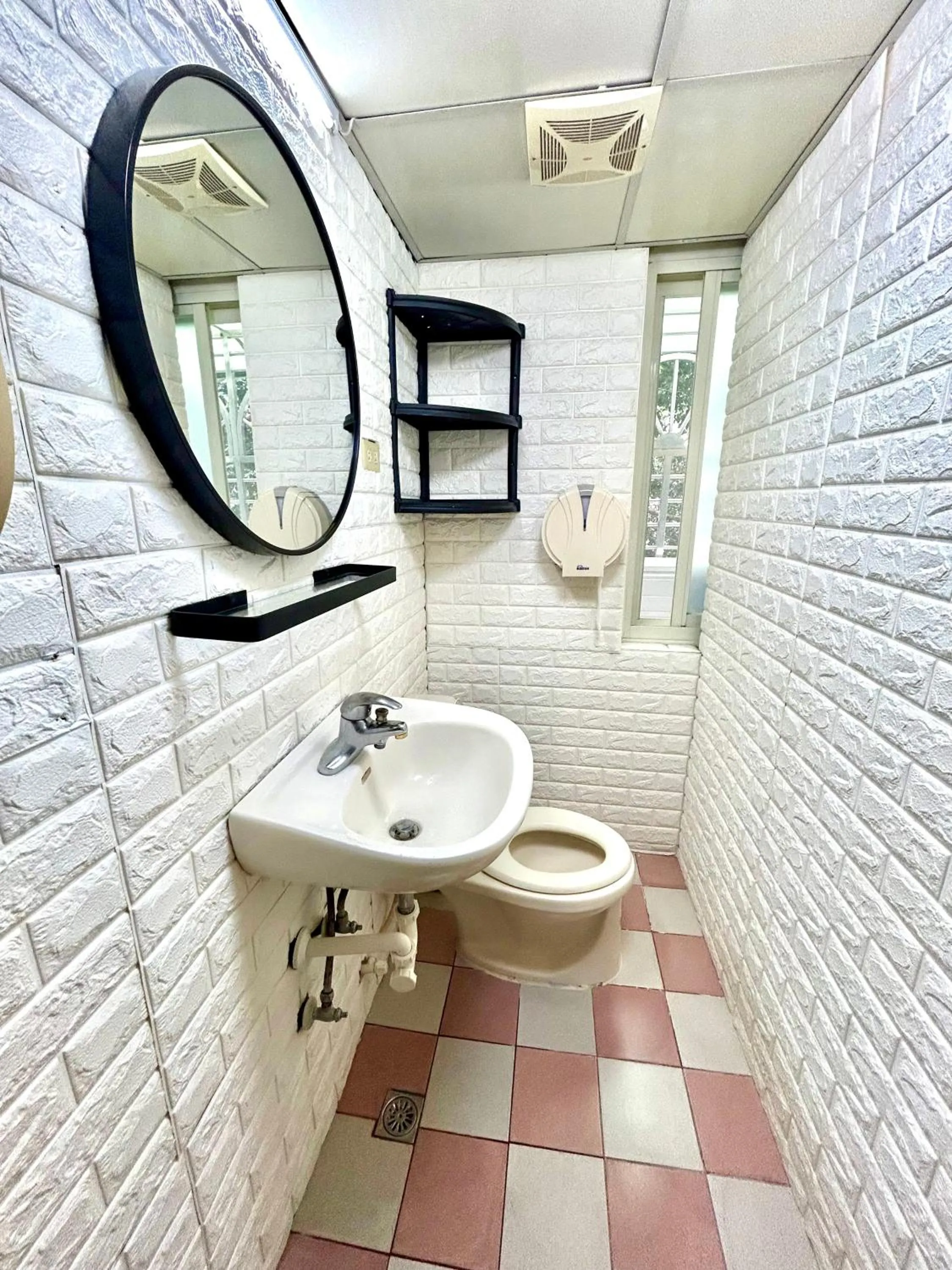 Shower in Taipei Triple Tiger Inn