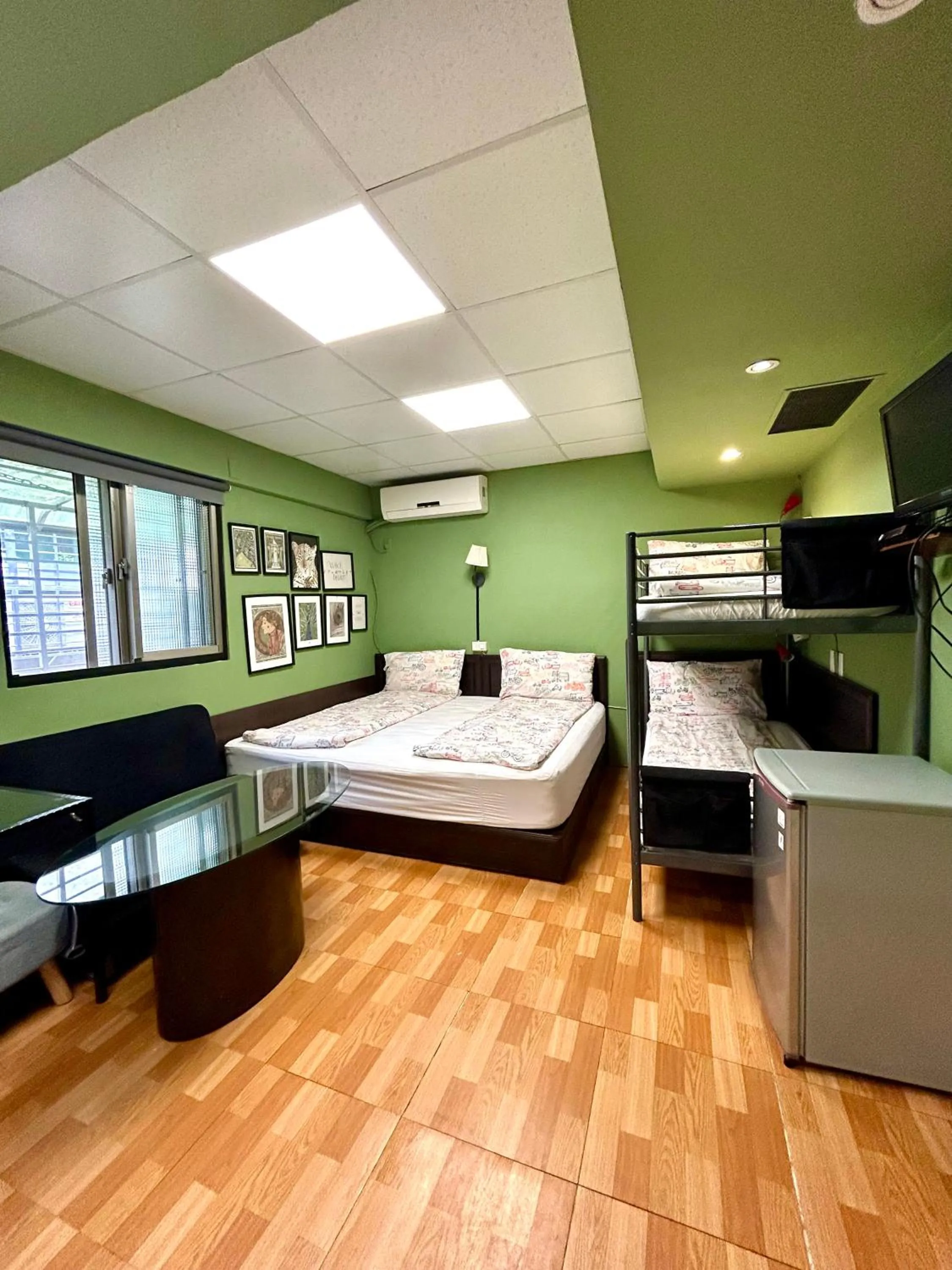 Photo of the whole room, Bed in Taipei Triple Tiger Inn