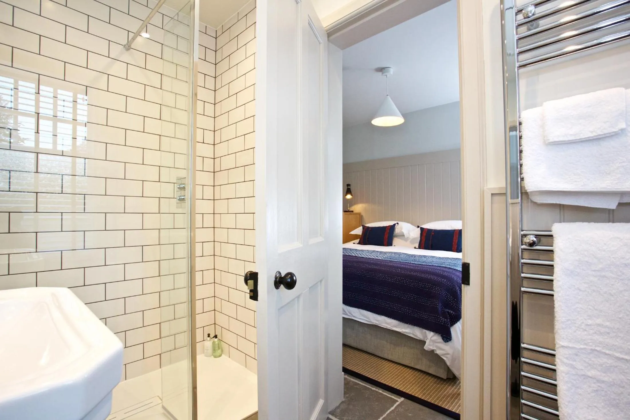 Bathroom, Bed in Ross Lodge