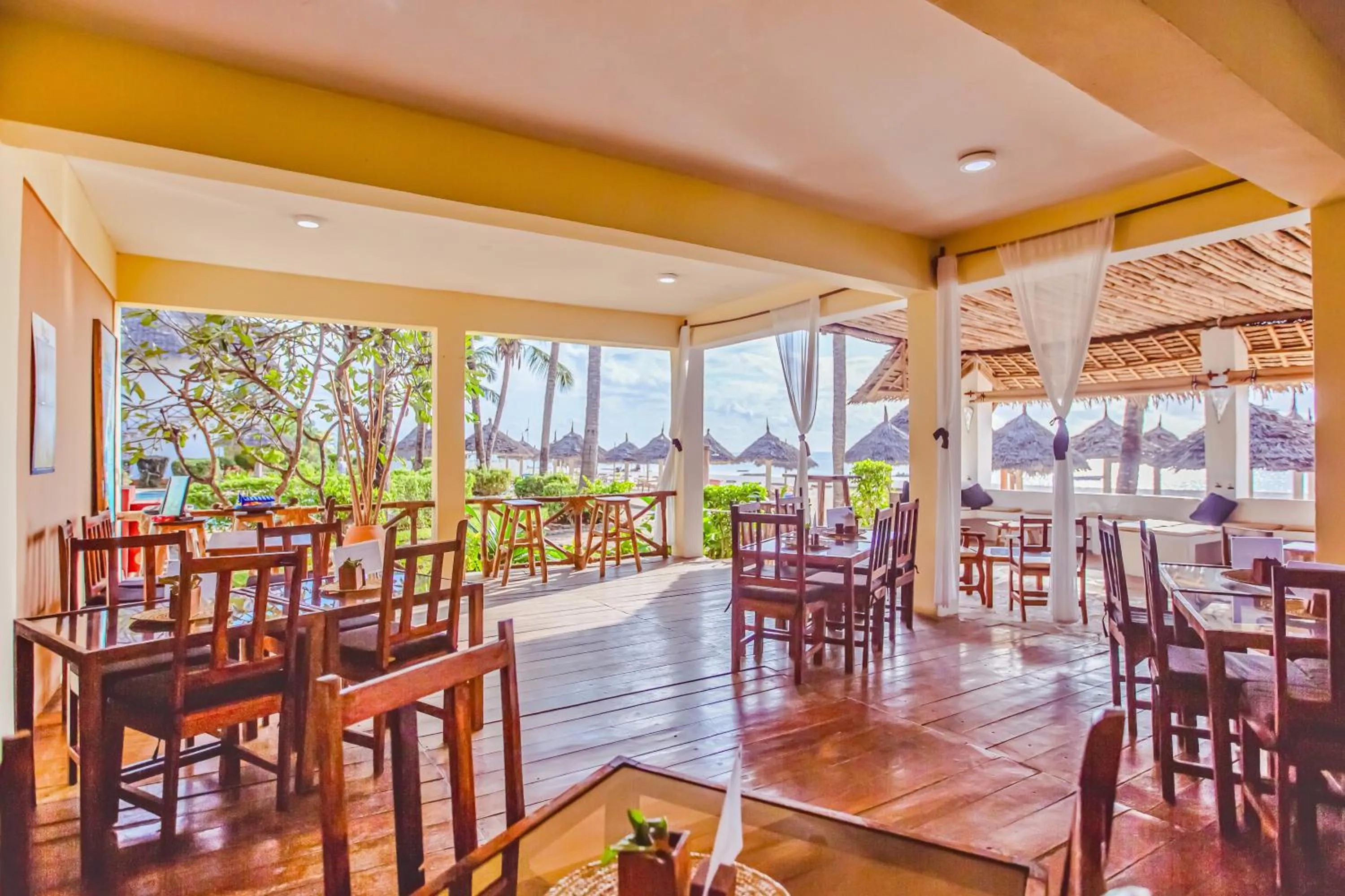 Restaurant/places to eat in AHG Waridi Beach Resort & SPA