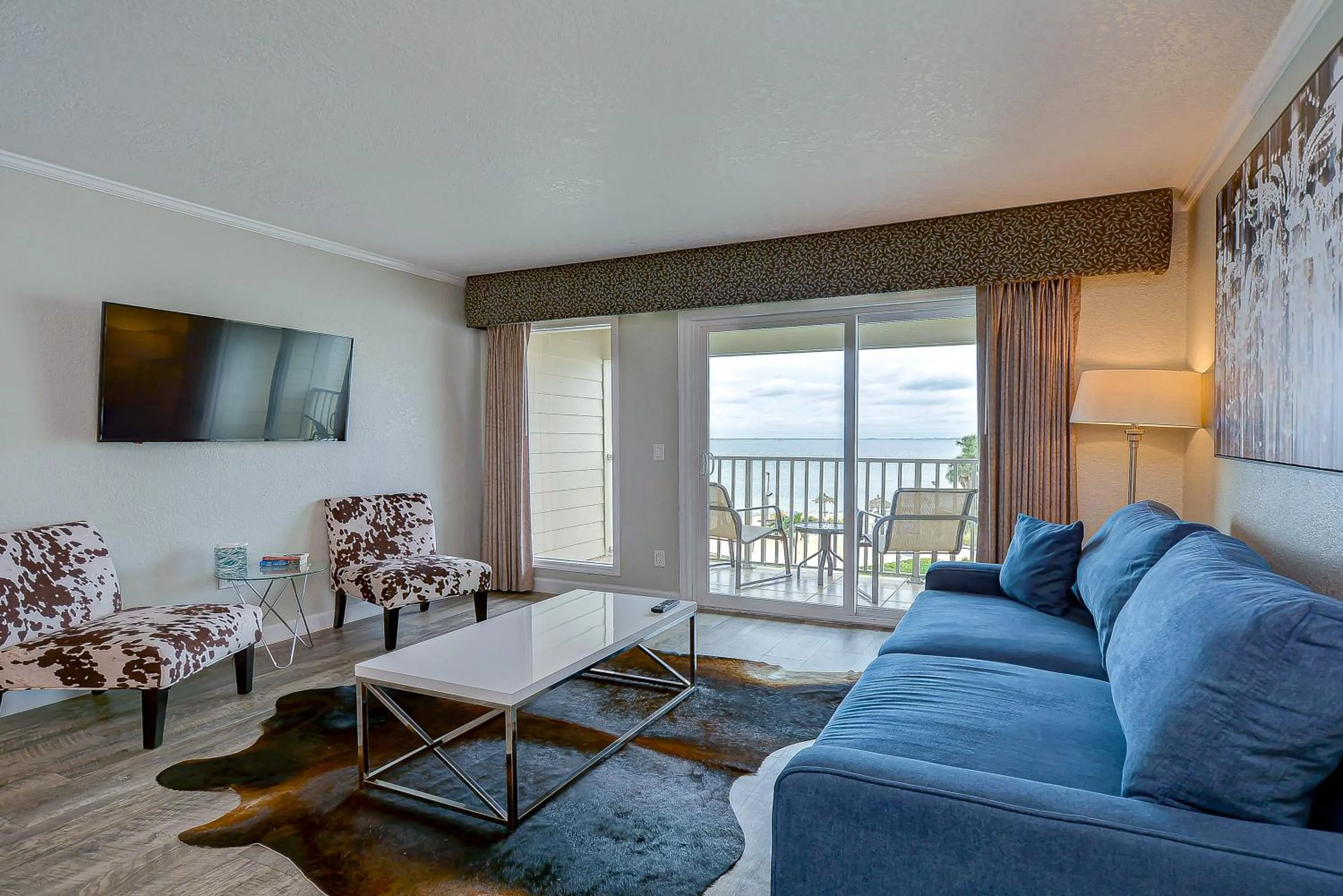 441-Waterfront, Amazing Views, WIFI, Pool and close to BUCS Stadium