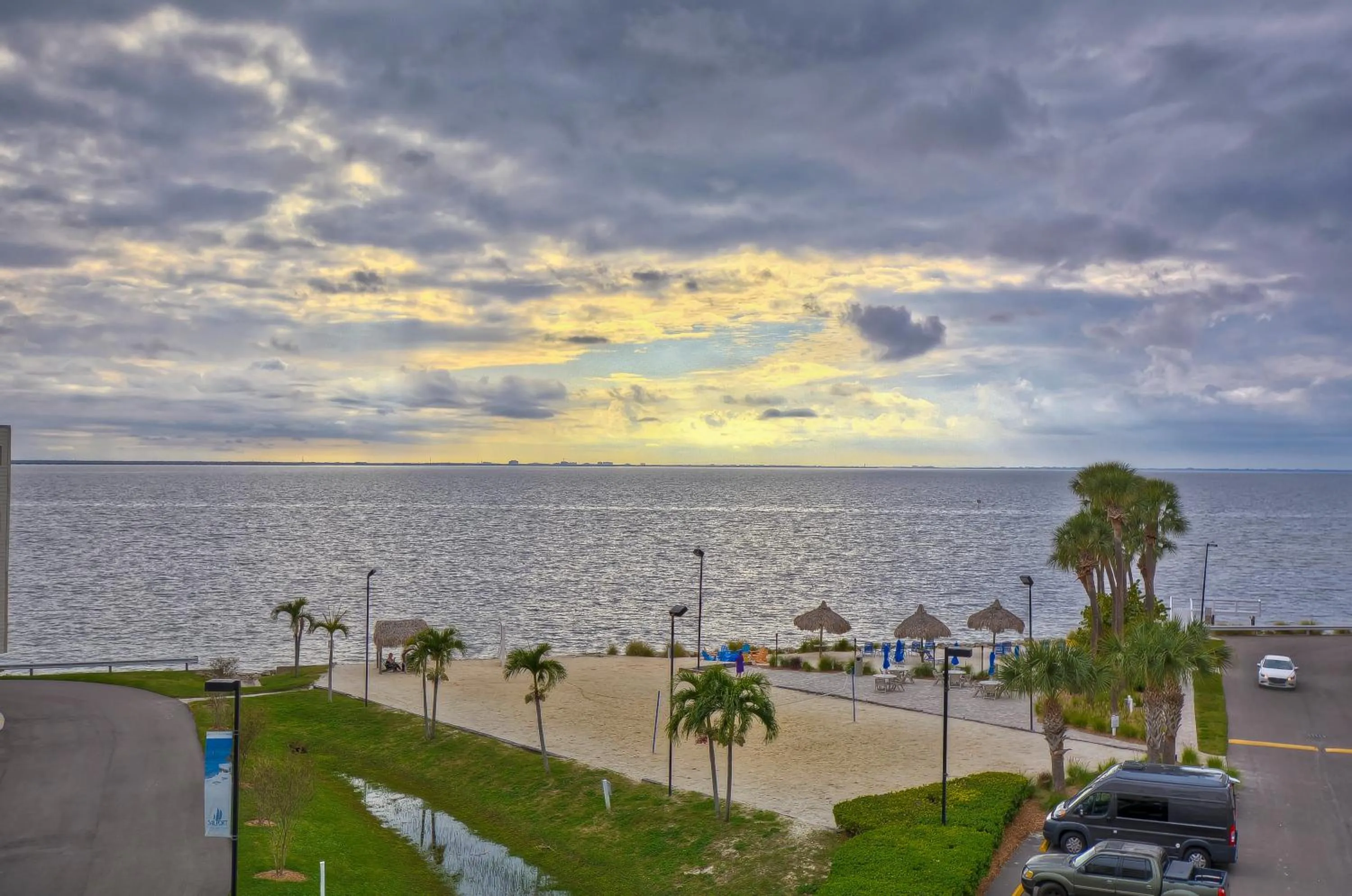 Beach in 441-Waterfront, Amazing Views, WIFI, Pool and close to BUCS Stadium