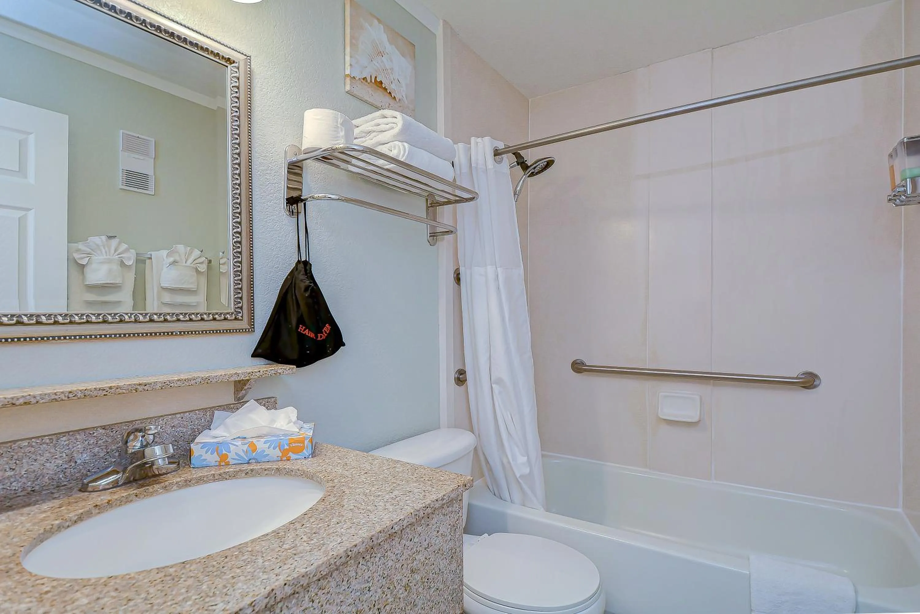 441-Waterfront, Amazing Views, WIFI, Pool and close to BUCS Stadium