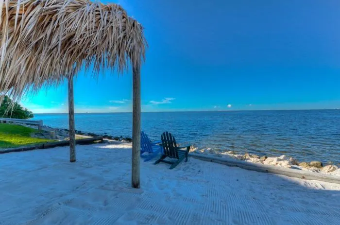 Beach in 441-Waterfront, Amazing Views, WIFI, Pool and close to BUCS Stadium