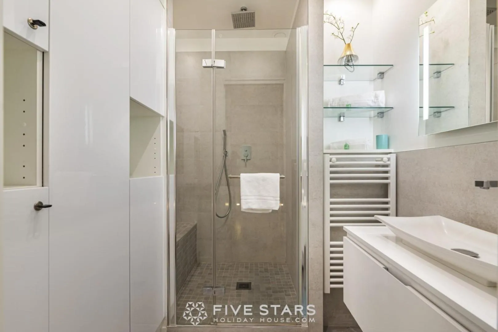 Shower in Suite Versailles Five Stars Holiday House
