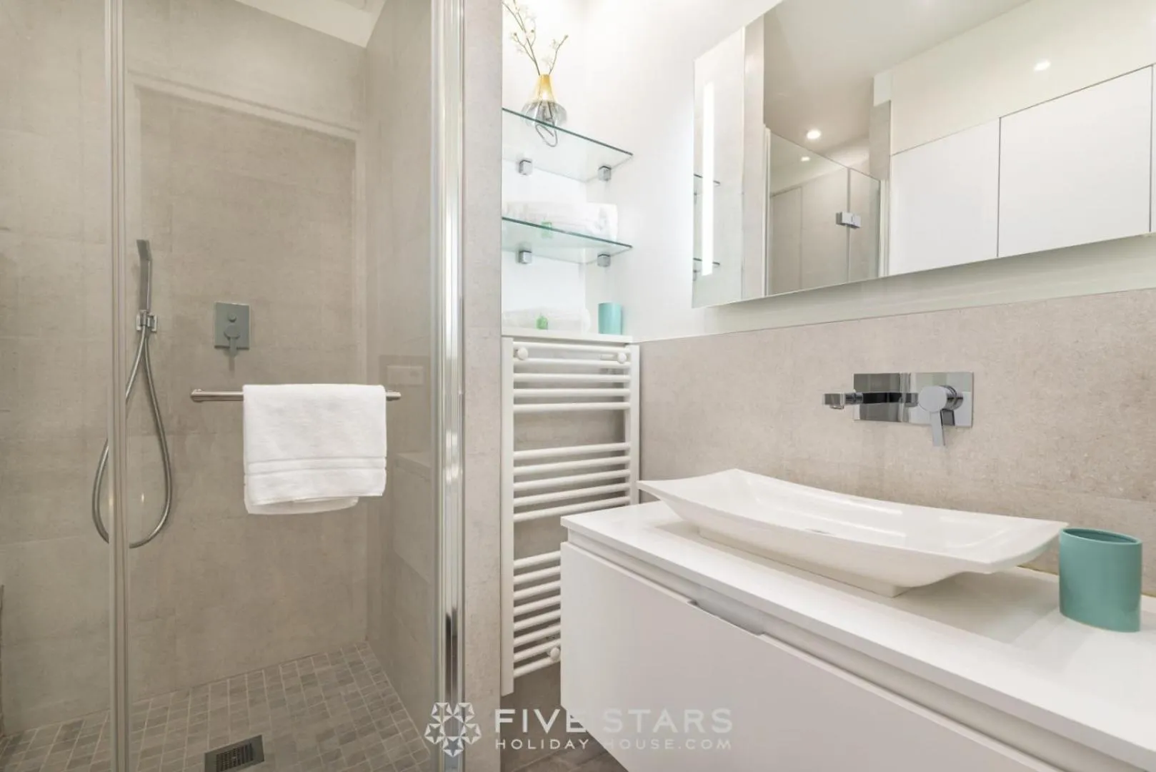 Bathroom in Suite Versailles Five Stars Holiday House
