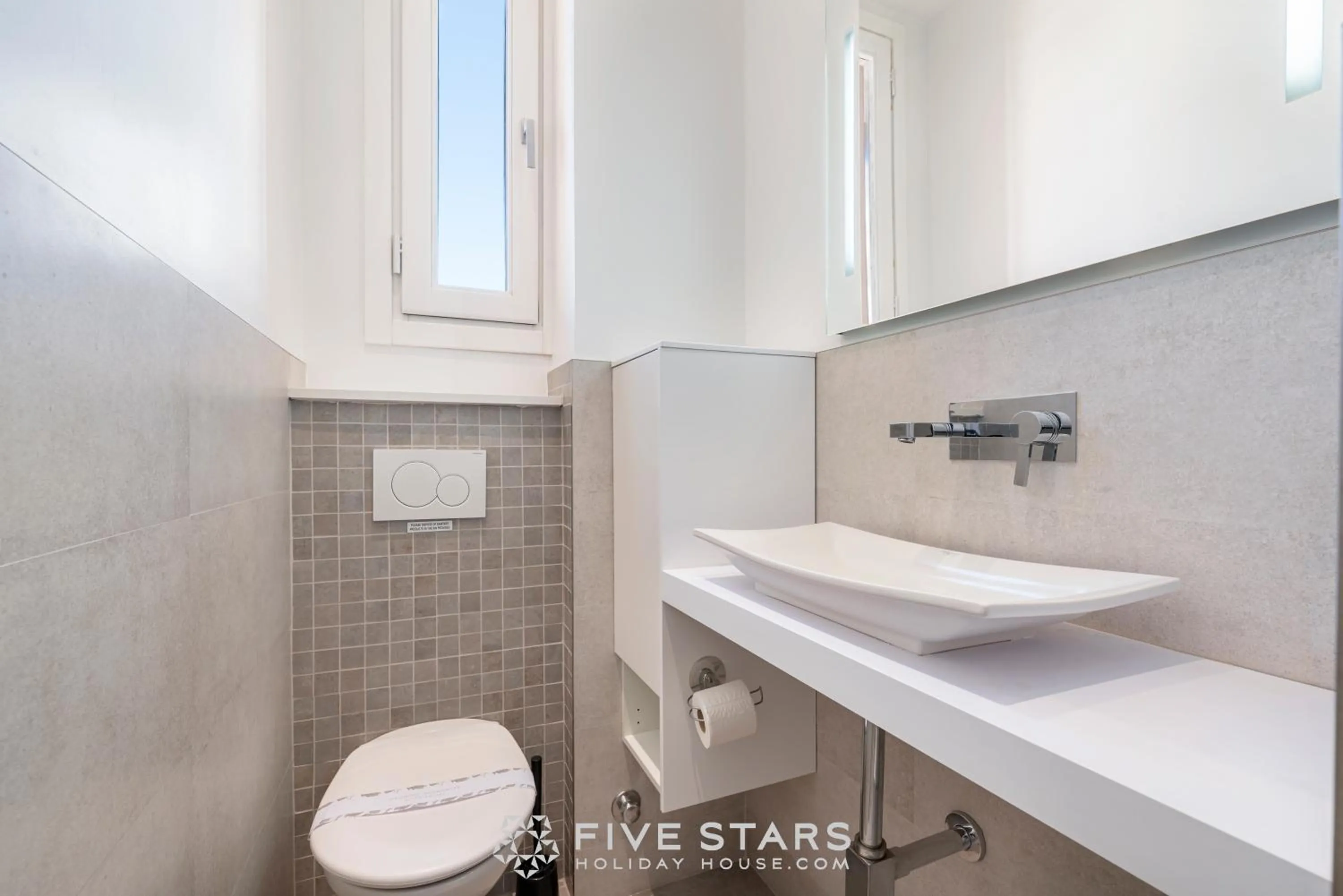 Bathroom in Suite Versailles Five Stars Holiday House