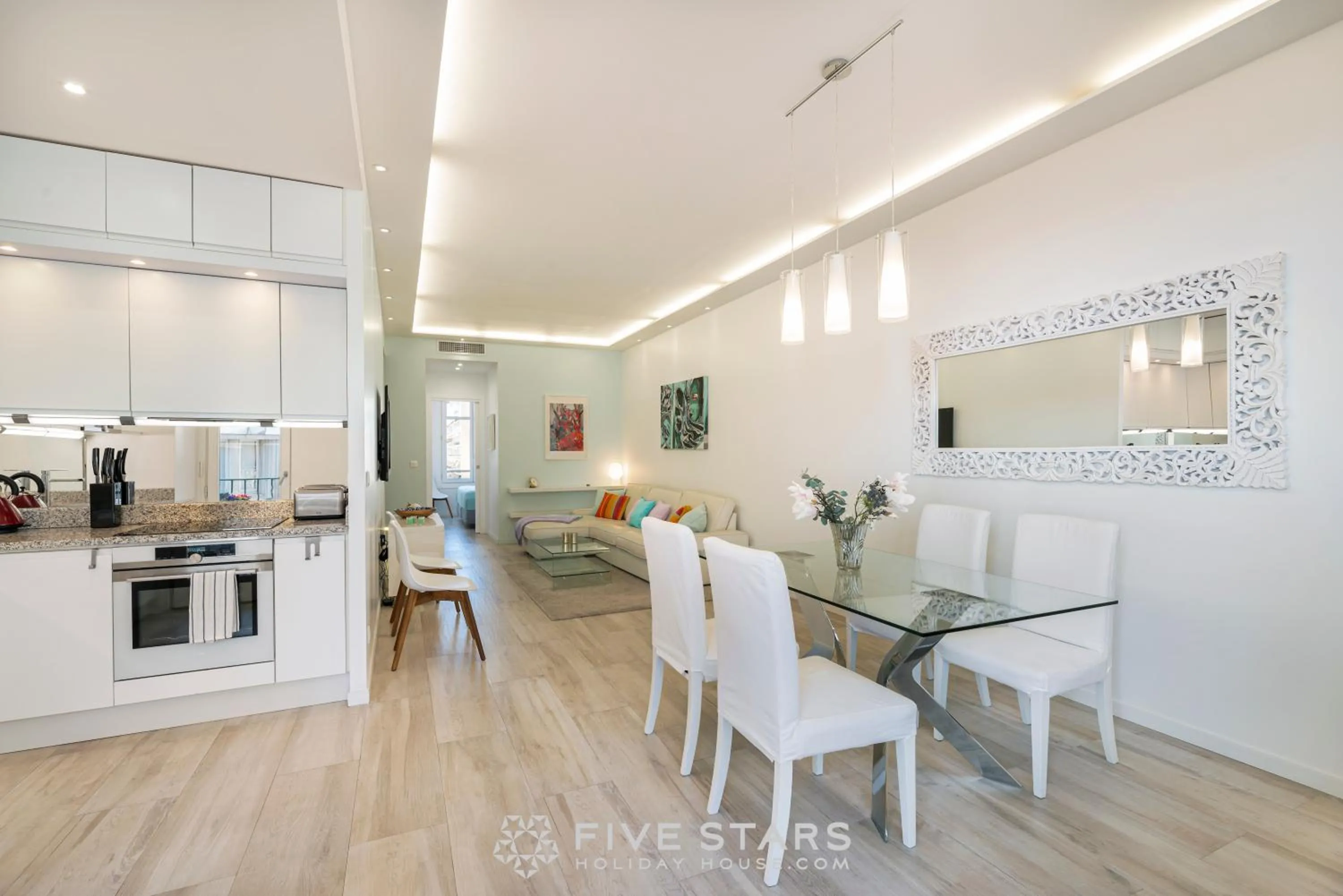 Dining area in Suite Versailles Five Stars Holiday House