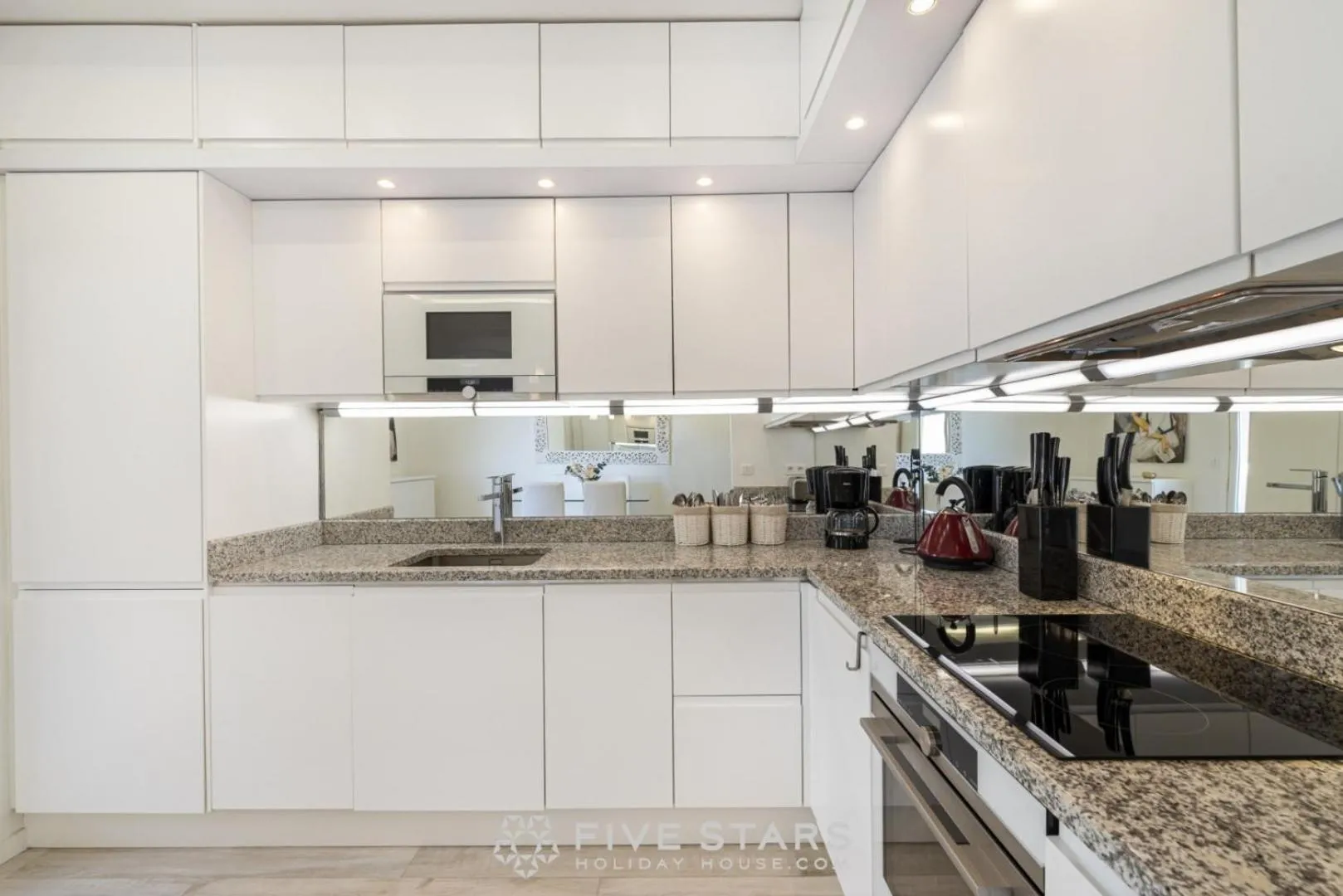 Kitchen or kitchenette in Suite Versailles Five Stars Holiday House