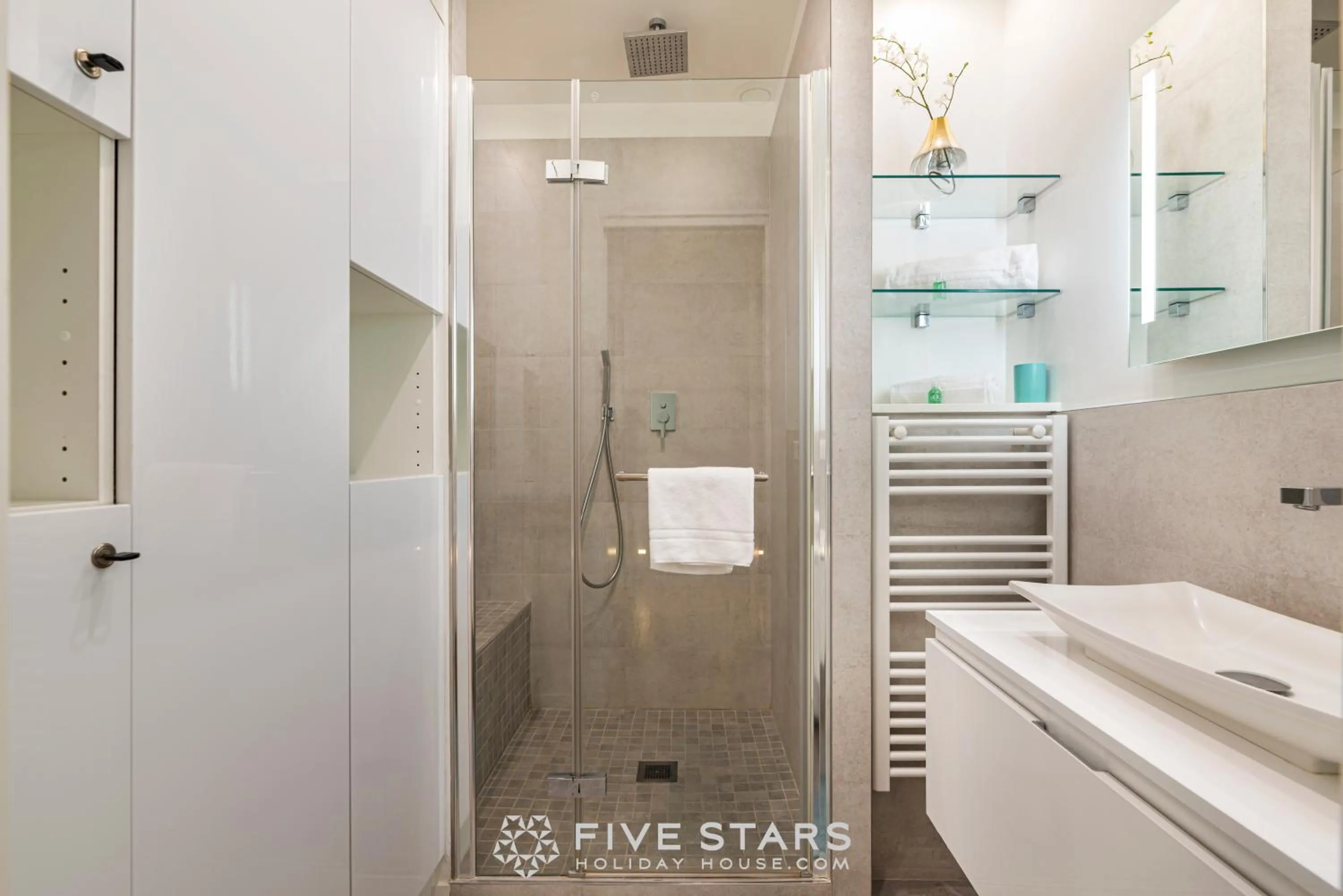 Bathroom in Suite Versailles Five Stars Holiday House